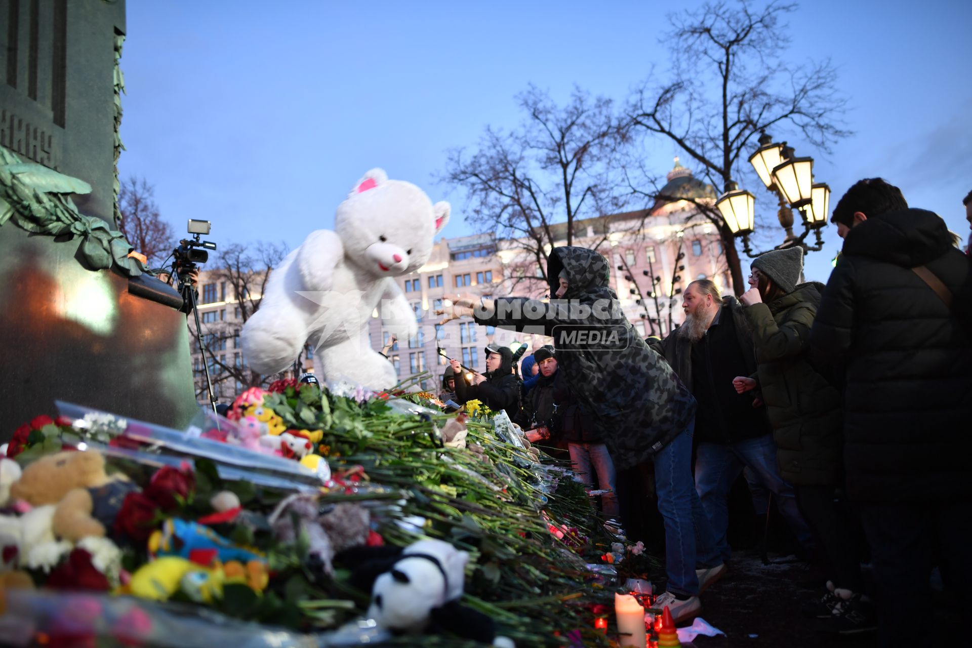 Москва. Горожане  несут цветы  и игрушки к памятнику  Пушкина  во время митинга   на Пушкинской площади, организованного в память о погибших  при пожаре в ТЦ `Зимняя вишня`в Кемерово.