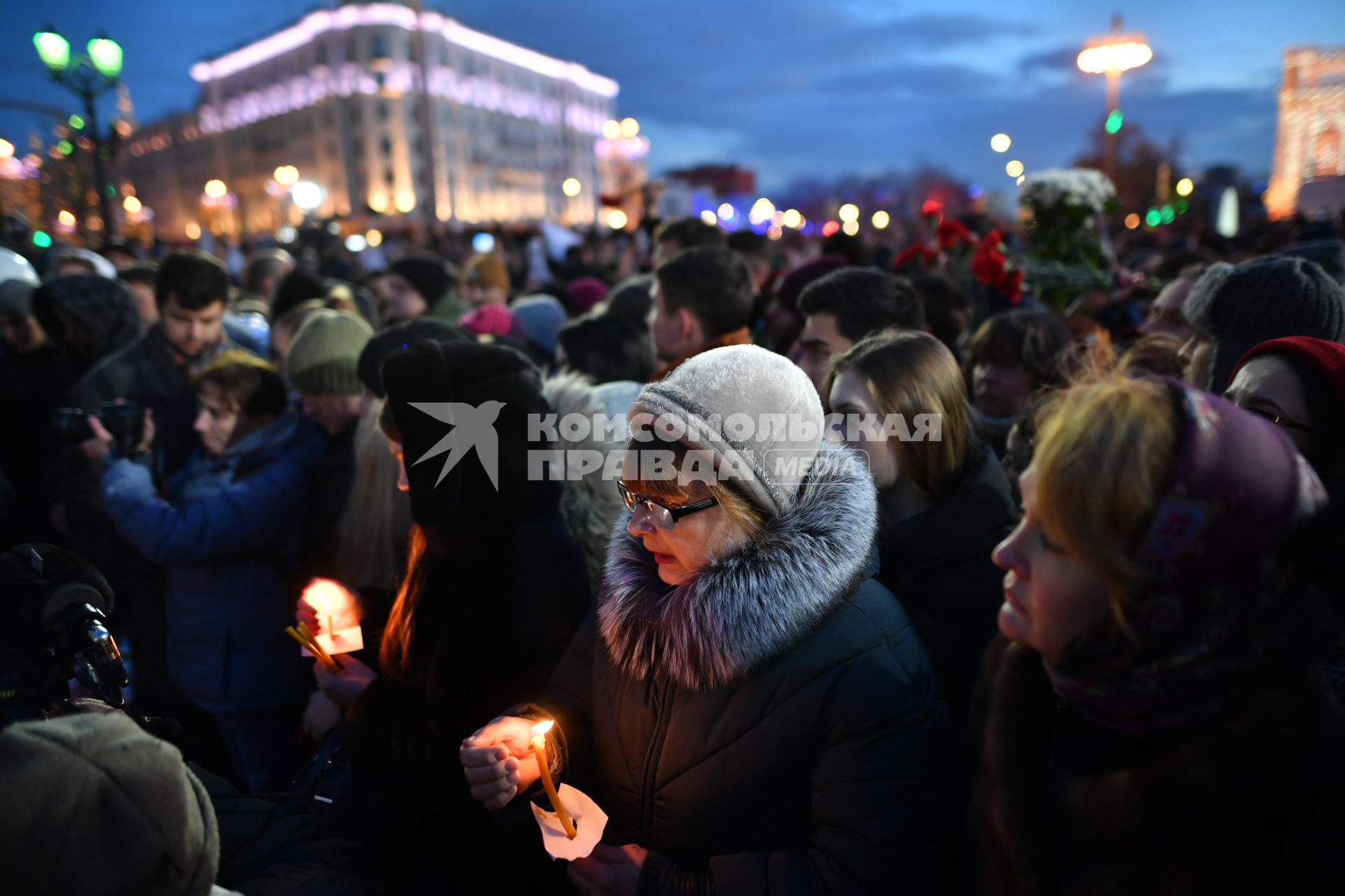 Москва. Горожане во время митинга  на Пушкинской площади, организованном в память о погибших  при пожаре в ТЦ `Зимняя вишня`в Кемерово.