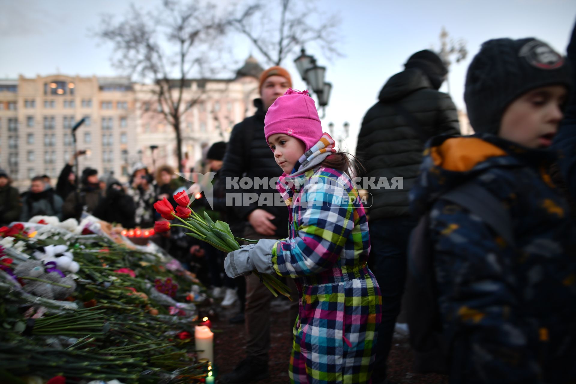 Москва. Горожане  несут цветы к памятнику  Пушкина  во время митинга   на Пушкинской площади, организованного в память о погибших  при пожаре в ТЦ `Зимняя вишня`в Кемерово.