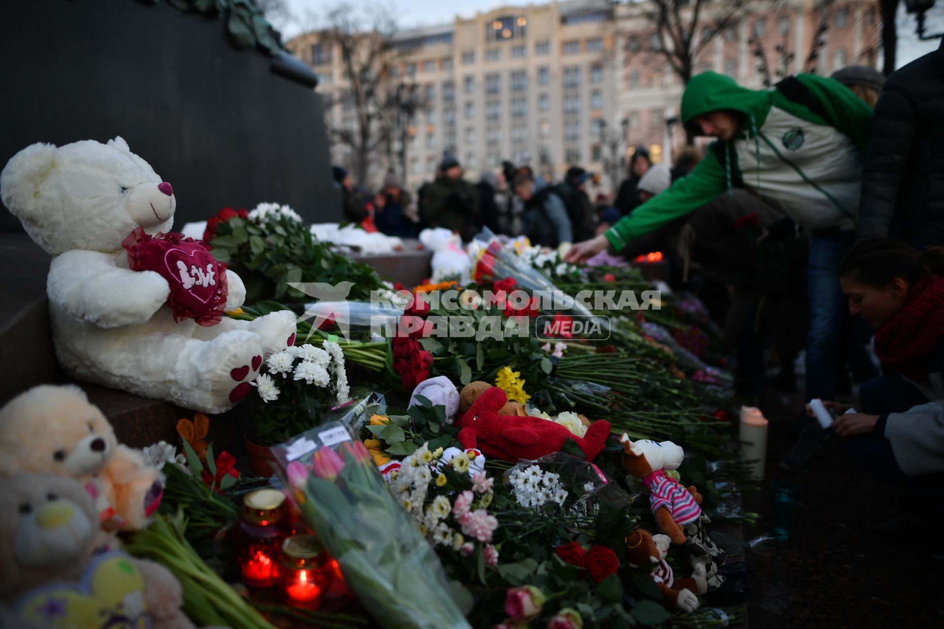 Москва. Игрушки, свечи  и цветы  у  памятника  Пушкина  во время митинга   на Пушкинской площади, организованного в память о погибших  при пожаре в ТЦ `Зимняя вишня`в Кемерово.