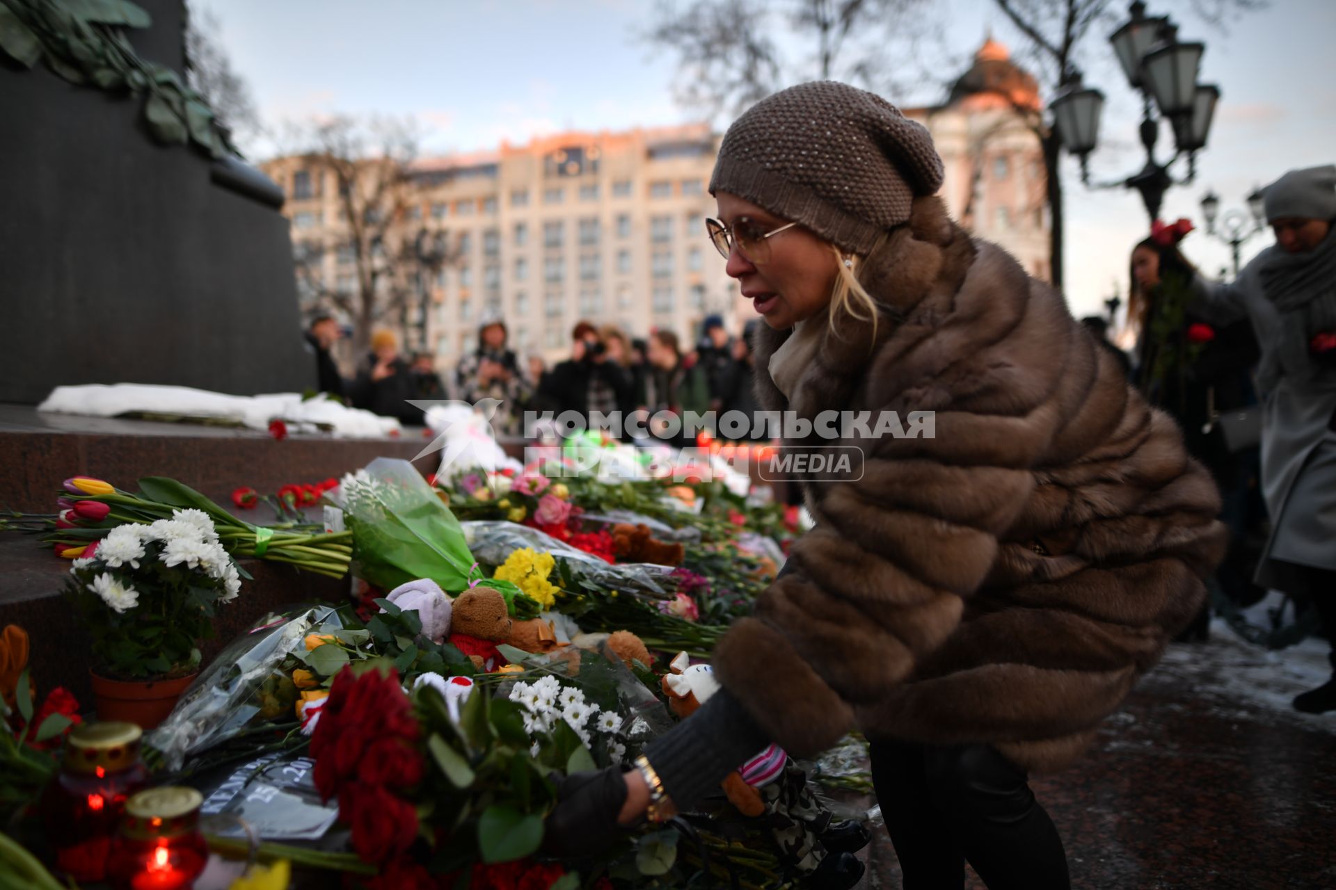 Москва. Горожане  несут цветы к памятнику  Пушкина  во время митинга   на Пушкинской площади, организованного в память о погибших  при пожаре в ТЦ `Зимняя вишня`в Кемерово.