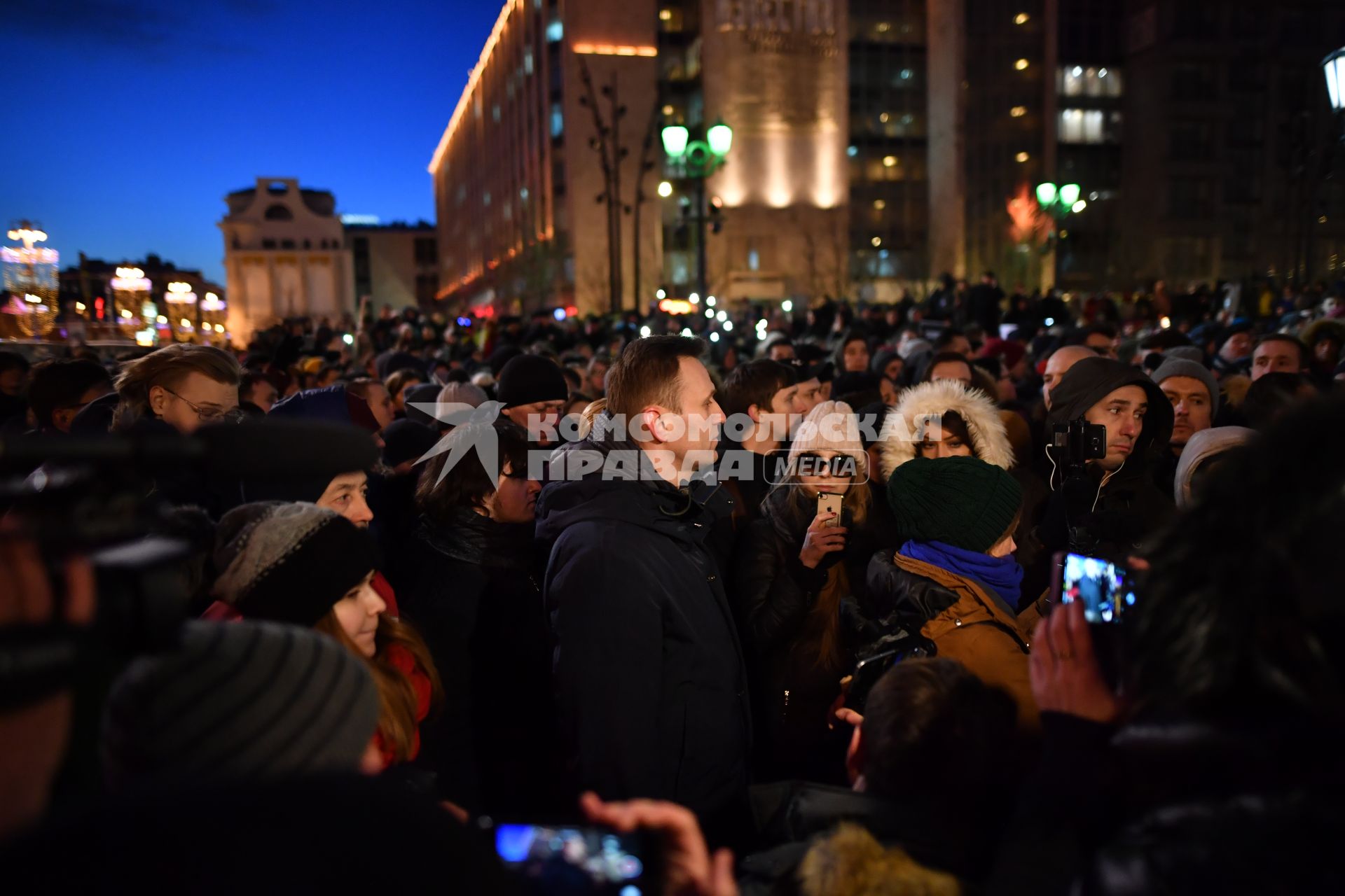 Москва. Алексей Навальный во время митинга  на Пушкинской площади, организованном в память о погибших  при пожаре в ТЦ `Зимняя вишня`в Кемерово.