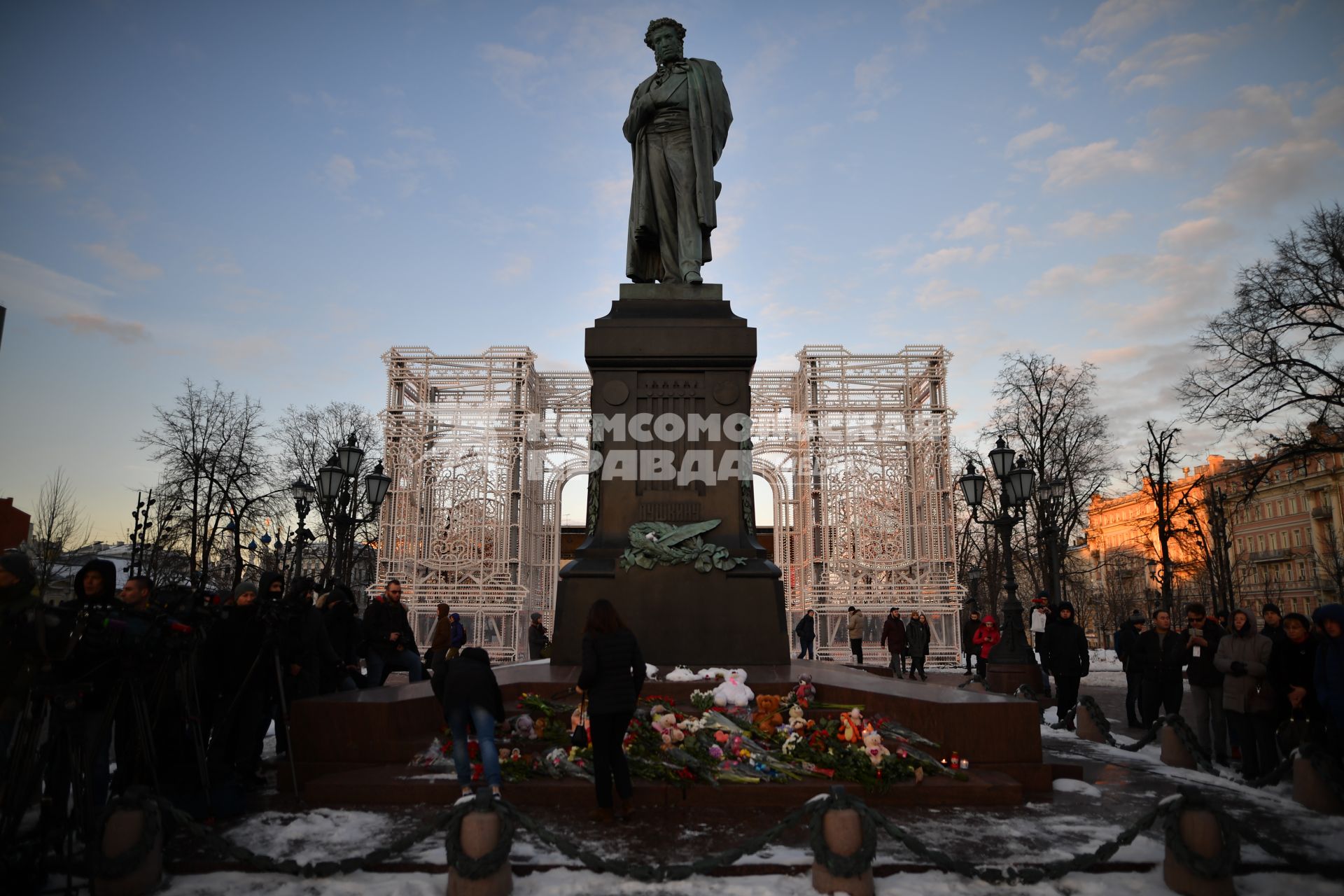 Москва. Горожане  несут цветы к памятнику  Пушкина  во время митинга   на Пушкинской площади, организованного в память о погибших  при пожаре в ТЦ `Зимняя вишня`в Кемерово.