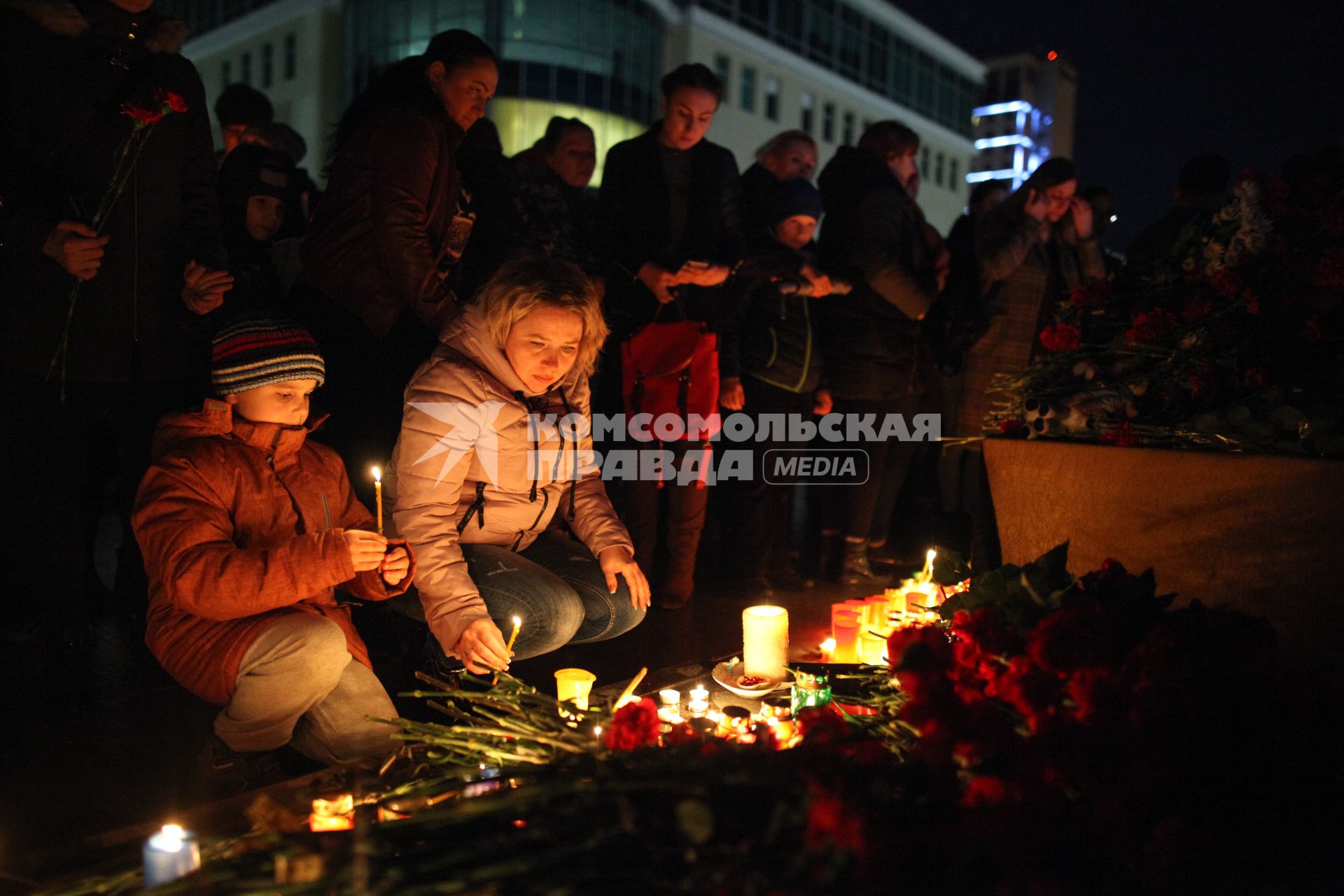 Ставрополь. Жители города пришли на акцию памяти о погибших при пожаре в  кемеровском ТЦ `Зимняя вишня`.