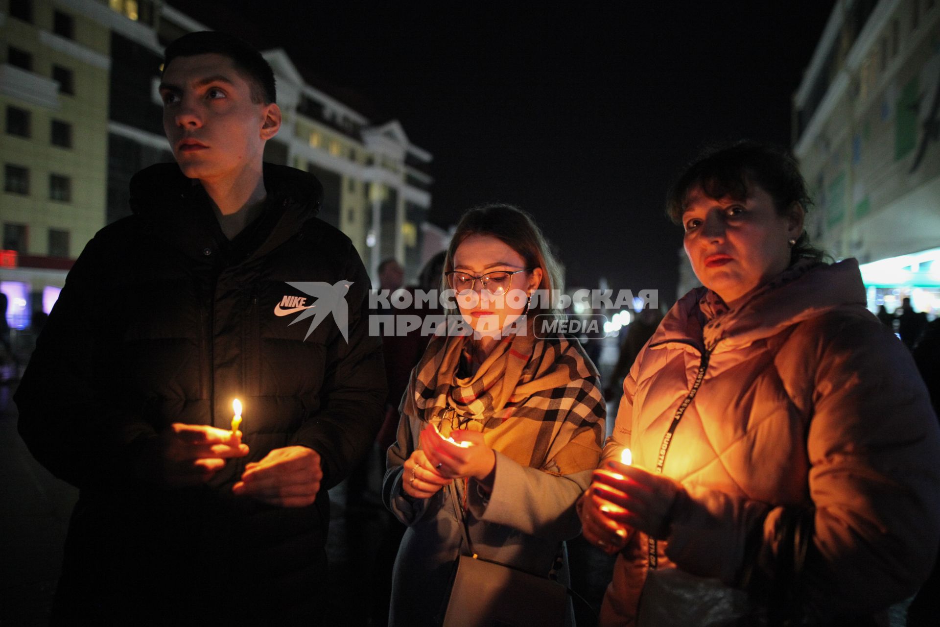 Ставрополь. Жители города пришли на акцию памяти о погибших при пожаре в  кемеровском ТЦ `Зимняя вишня`.