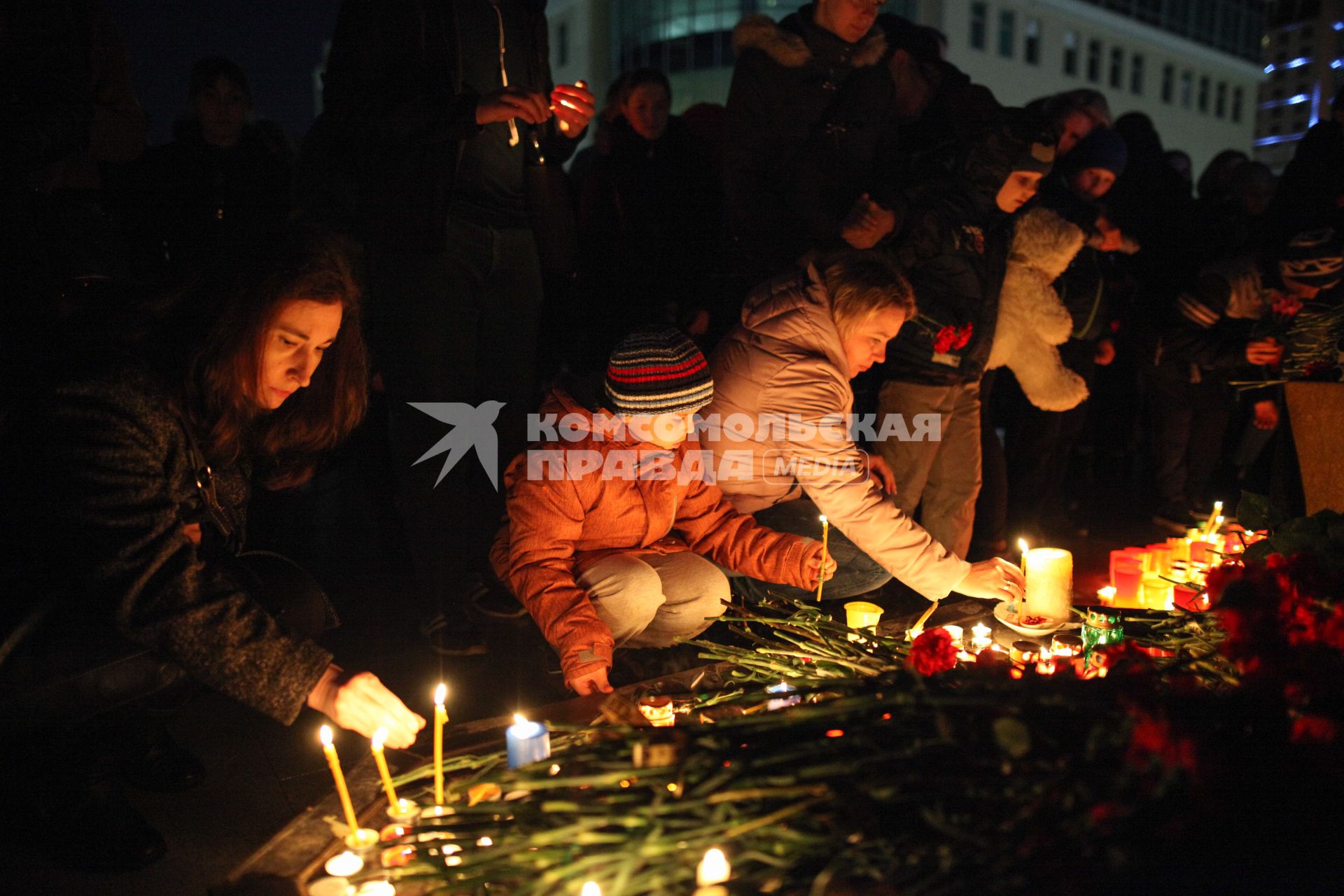 Ставрополь. Жители города пришли на акцию памяти о погибших при пожаре в  кемеровском ТЦ `Зимняя вишня`.