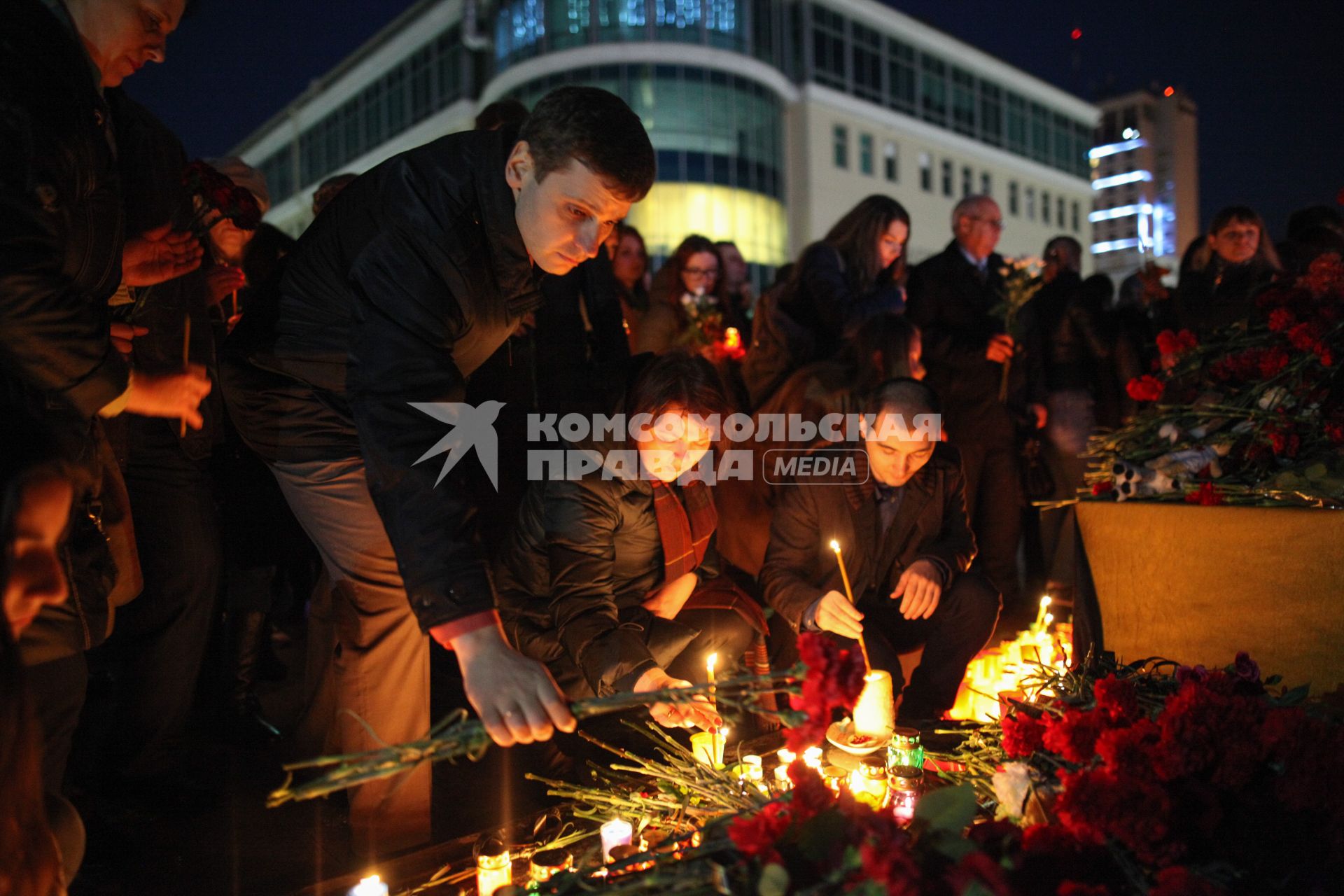 Ставрополь. Жители города пришли на акцию памяти о погибших при пожаре в  кемеровском ТЦ `Зимняя вишня` к  монументу Ангела -хранителя.