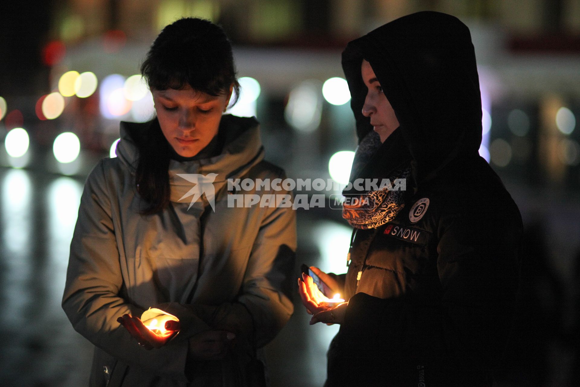 Ставрополь. Жители города пришли на акцию памяти о погибших при пожаре в  кемеровском ТЦ `Зимняя вишня`.