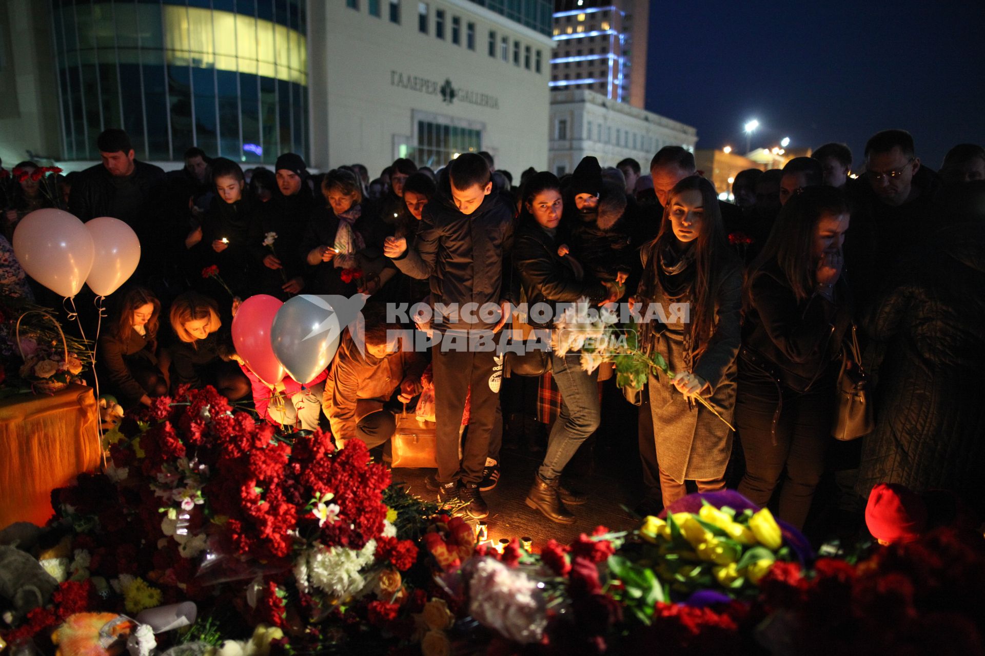 Ставрополь. Жители города пришли на акцию памяти о погибших при пожаре в  кемеровском ТЦ `Зимняя вишня` к  монументу Ангела -хранителя.