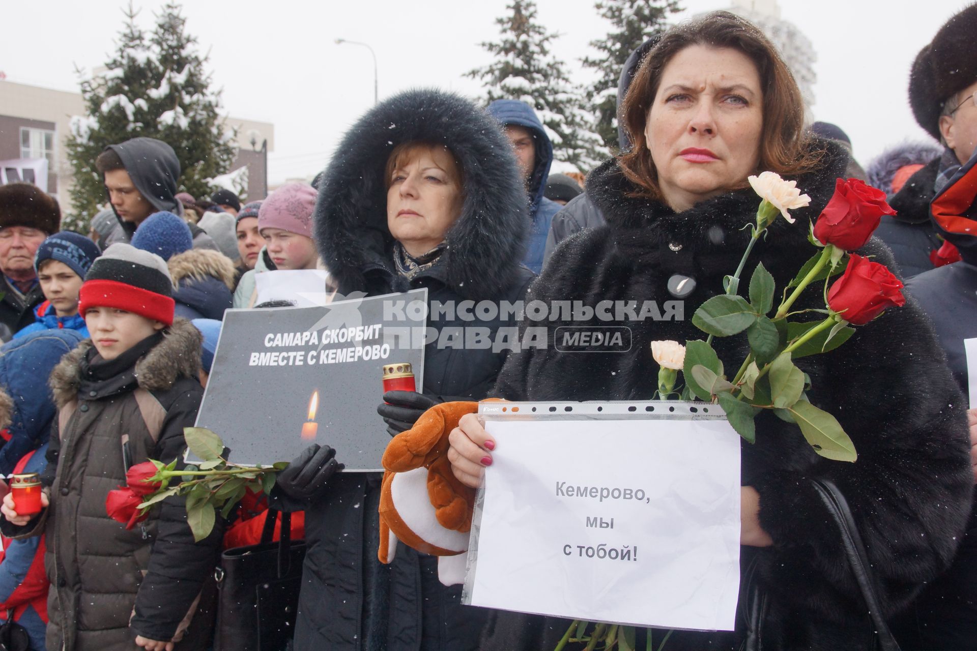 Самара. Горожане на панихиде в память о жертвах пожара  в торговом центре  `Зимняя вишня`  в Кемерово.