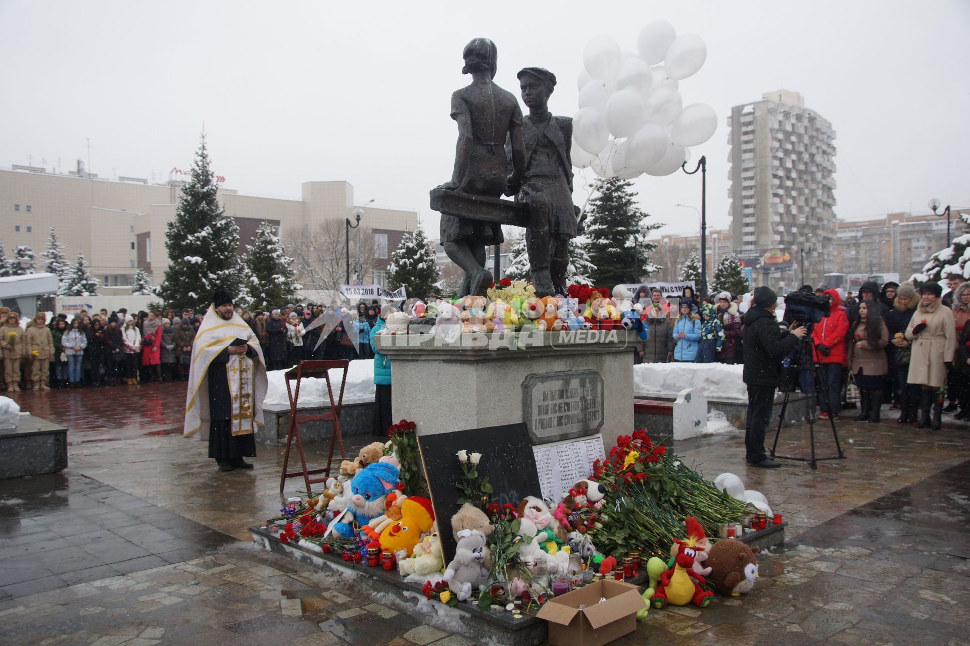 Самара. Горожане на панихиде в память о жертвах пожара  в торговом центре  `Зимняя вишня`  в Кемерово.