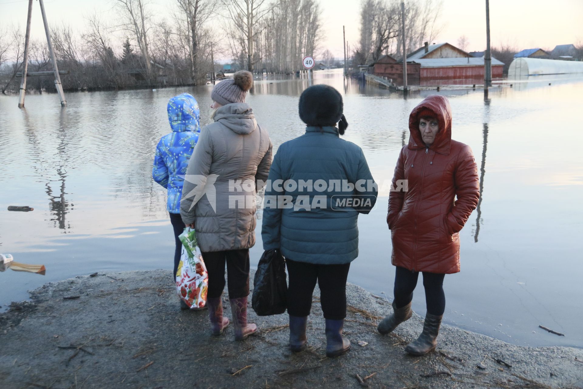 Алтай, село Зеленый Дол. Местные жители на улице поселка , подтопленного во время паводка.