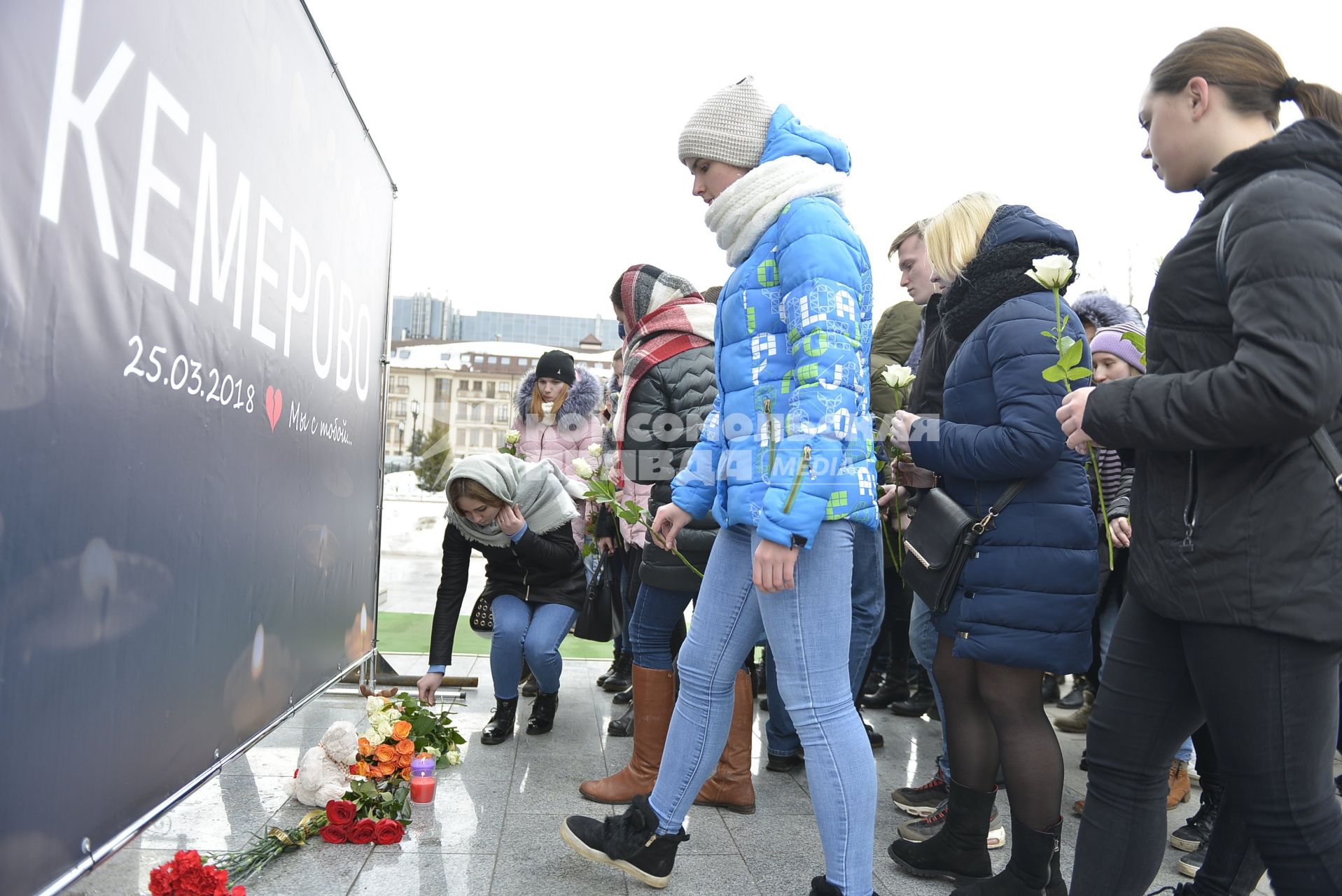 Тула. Горожане  возлагают цветы к мемориалу  в память о жертвах пожара  в торговом центре  `Зимняя вишня`  в Кемерово.