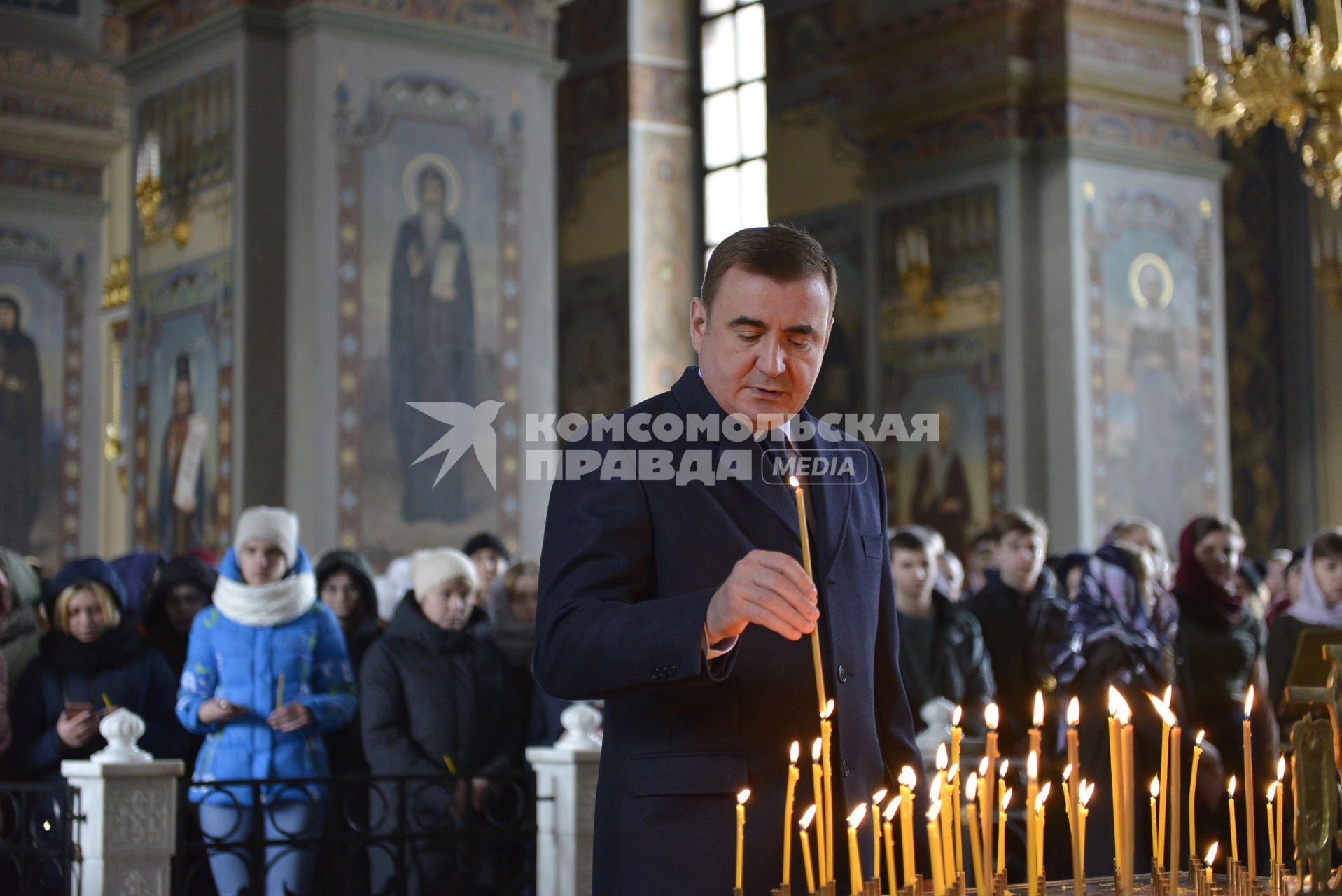 Тула.  Губернатор  Тульской области  Алексей Дюмин  на панихиде в память о жертвах пожара  в торговом центре  `Зимняя вишня`  в Кемерово.