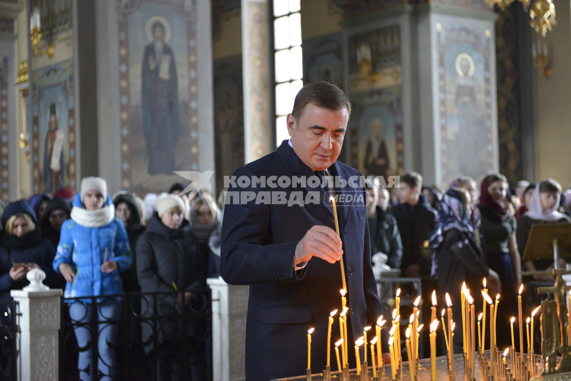 Тула.  Губернатор  Тульской области  Алексей Дюмин  на панихиде в память о жертвах пожара  в торговом центре  `Зимняя вишня`  в Кемерово.