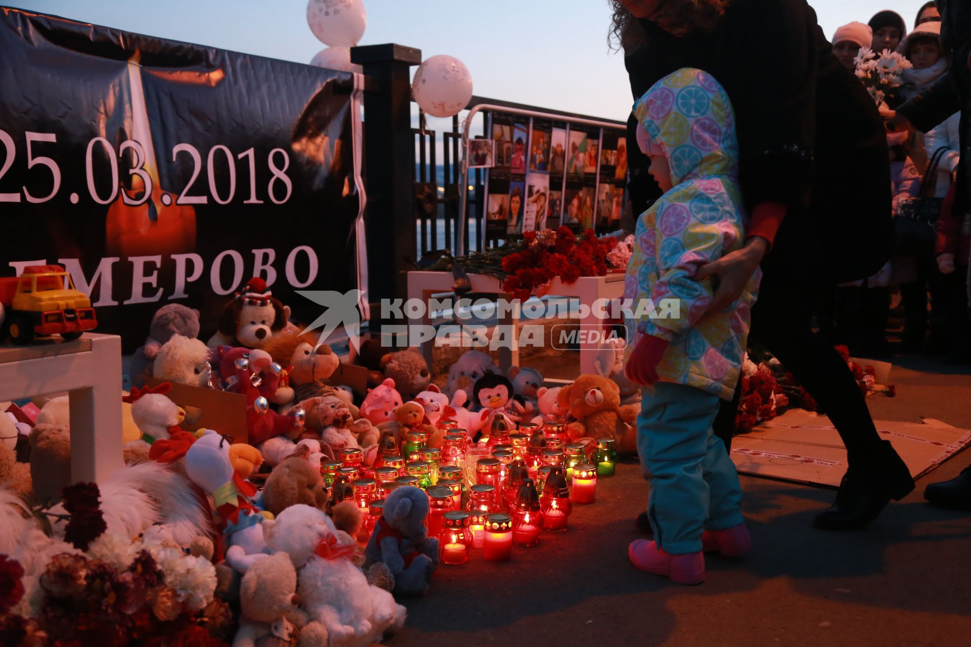 Красноярск. Люди на митинге памяти погибших при пожаре в торговом центре `Зимняя вишня` в Кемерово.