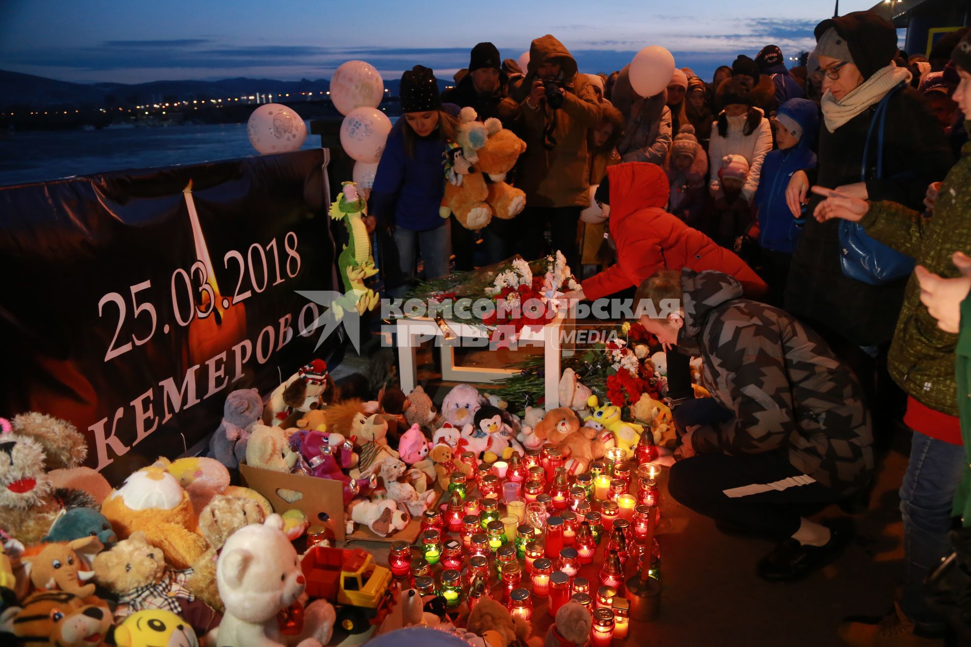 Красноярск. Люди на митинге памяти погибших при пожаре в торговом центре `Зимняя вишня` в Кемерово.