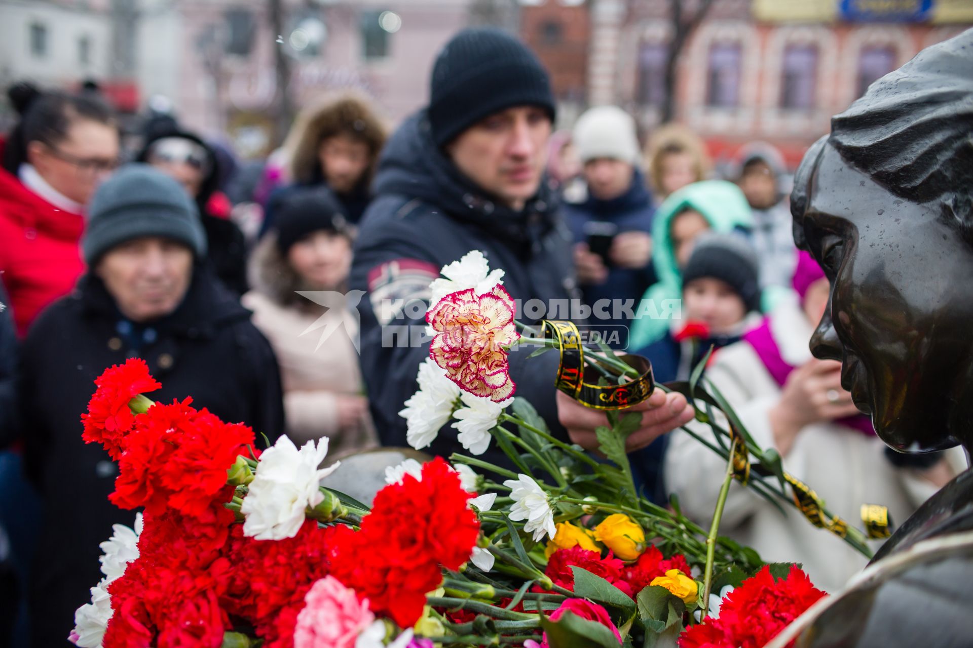 Челябинск. Участники траурного шествия в память о погибших на пожаре в кемеровском ТЦ `Зимняя вишня` возлагают цветы к мемориалу.