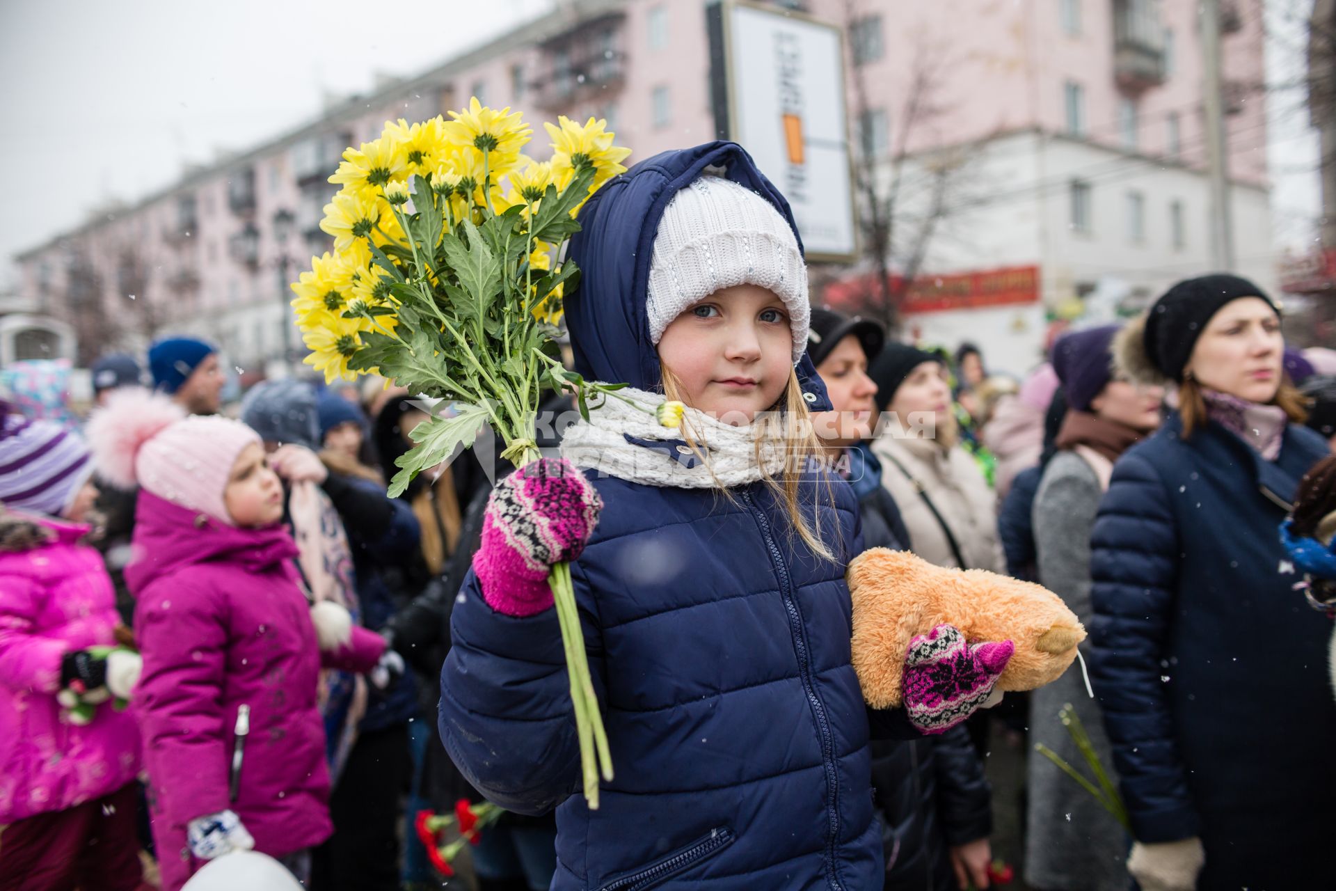 Челябинск. Участники траурного шествия в память о погибших на пожаре в кемеровском ТЦ `Зимняя вишня`.