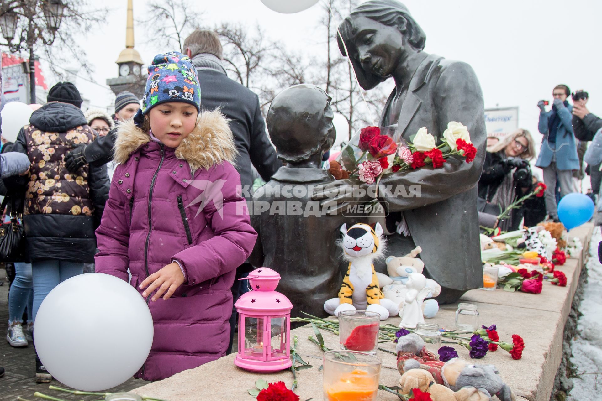 Челябинск. Участники траурного шествия в память о погибших на пожаре в кемеровском ТЦ `Зимняя вишня` возлагают цветы к мемориалу.