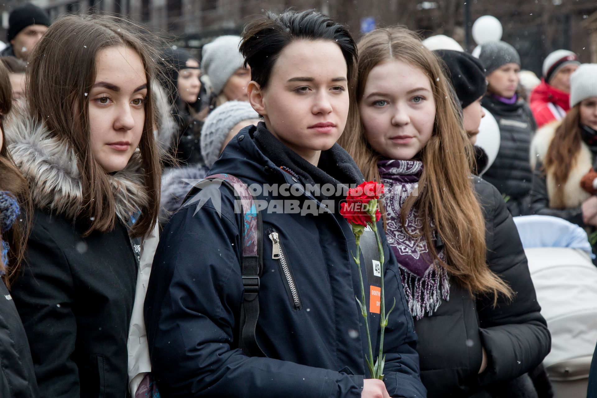 Челябинск. Участники траурного шествия в память о погибших на пожаре в кемеровском ТЦ `Зимняя вишня`.