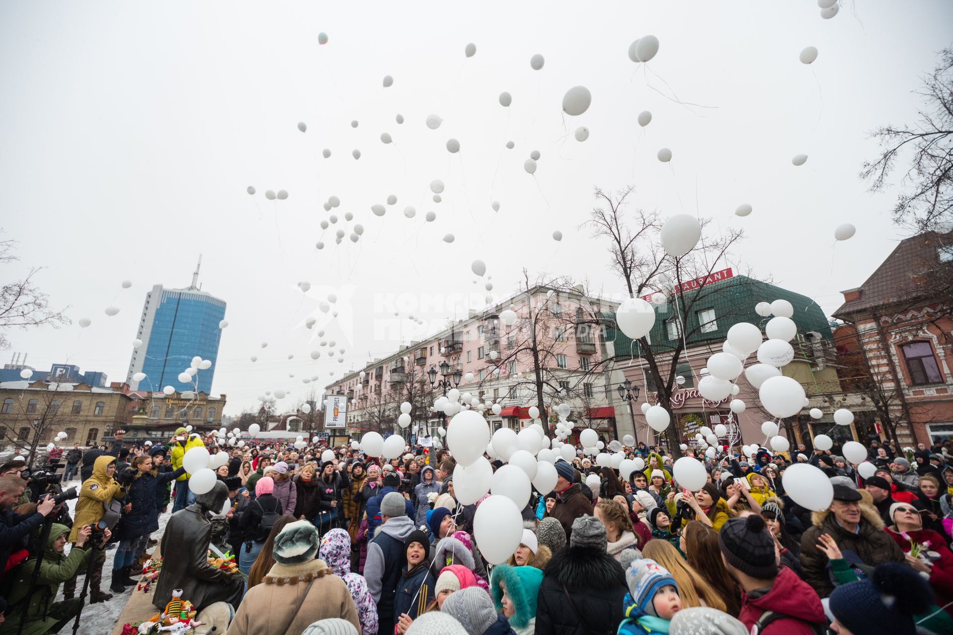 Челябинск. Участники траурного шествия в память о погибших на пожаре в кемеровском ТЦ `Зимняя вишня`  выпустили в небо воздушные шары.