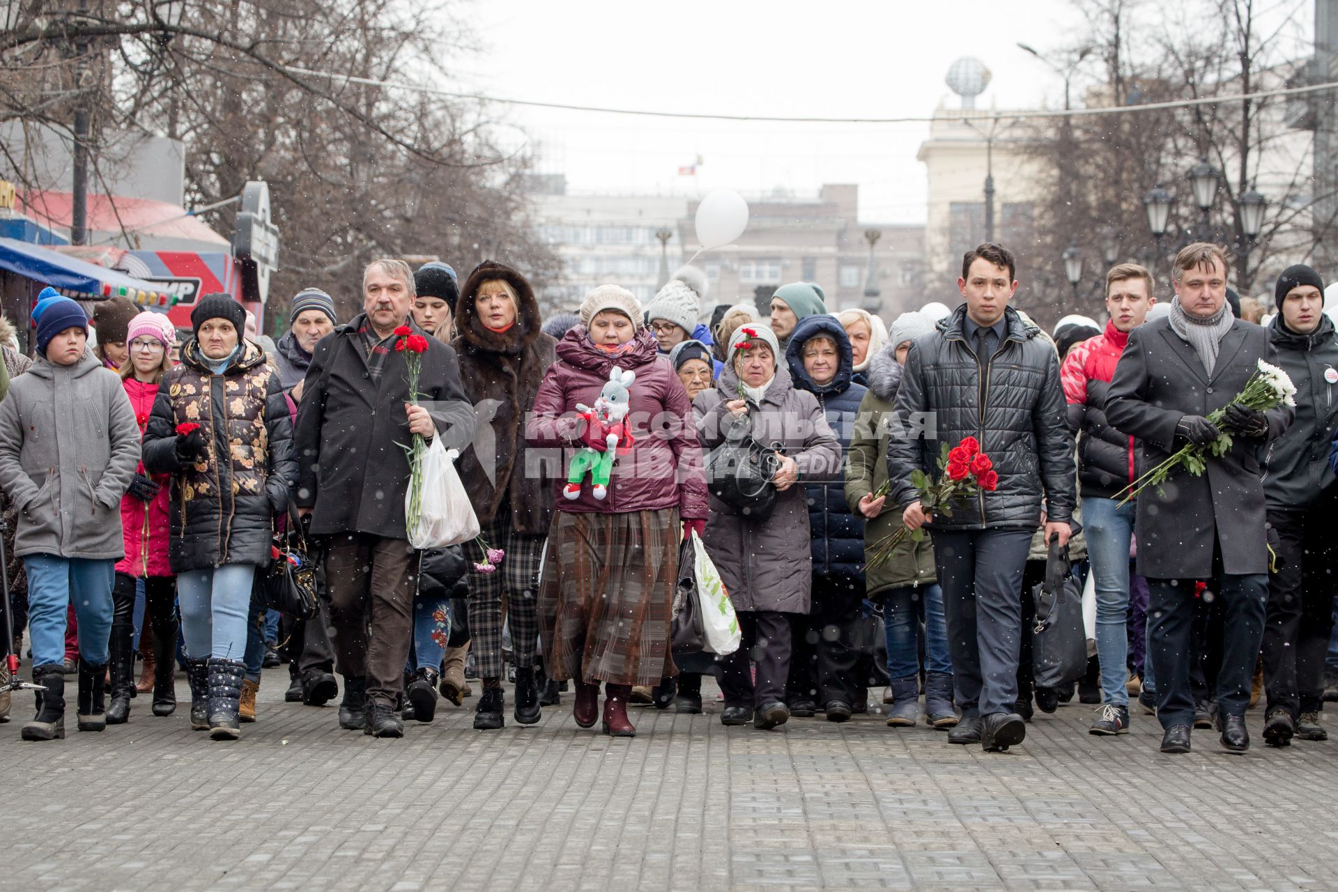 Челябинск. Участники траурного шествия в память о погибших на пожаре в кемеровском ТЦ `Зимняя вишня`.