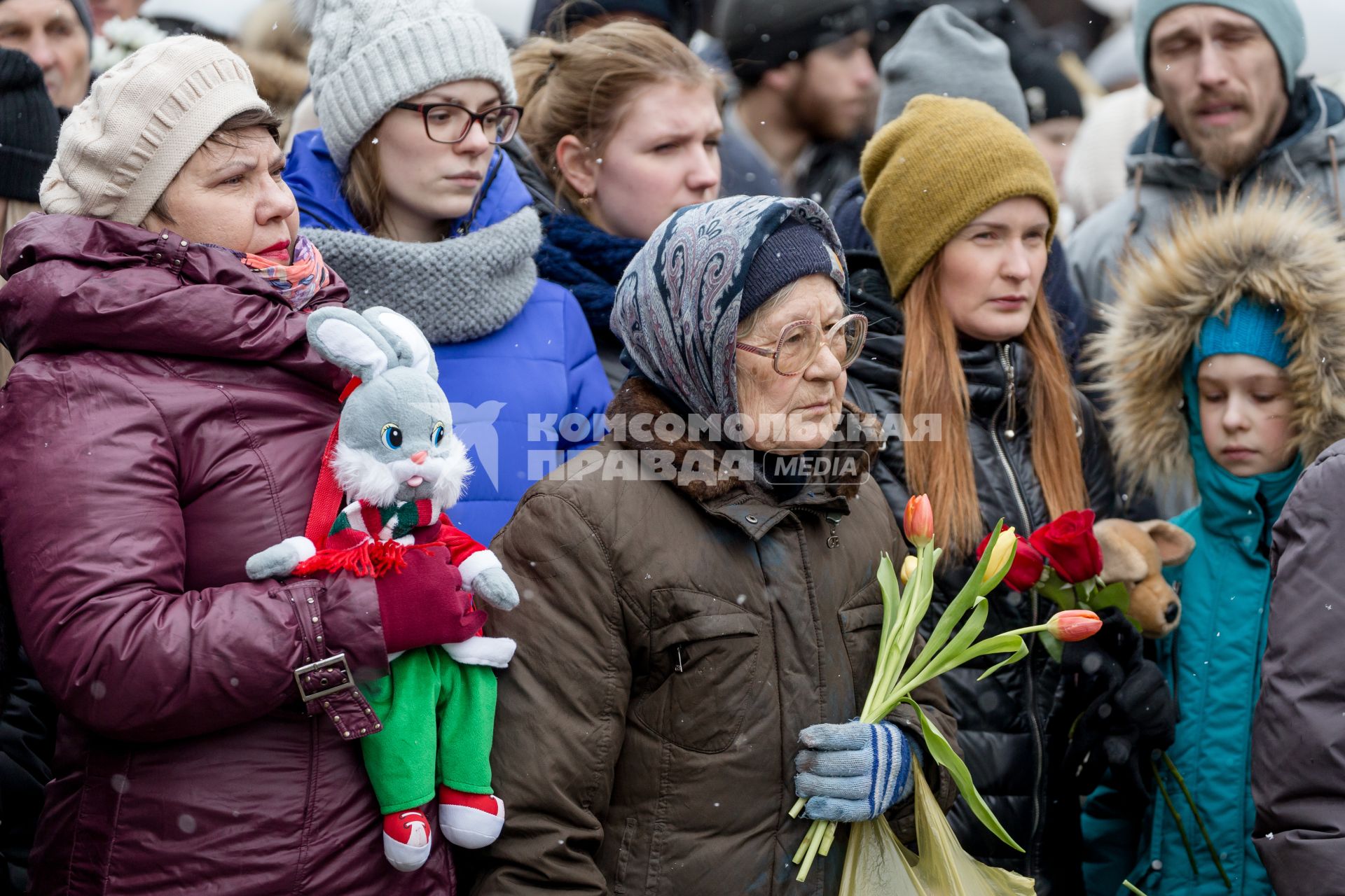 Челябинск. Участники траурного шествия в память о погибших на пожаре в кемеровском ТЦ `Зимняя вишня`.
