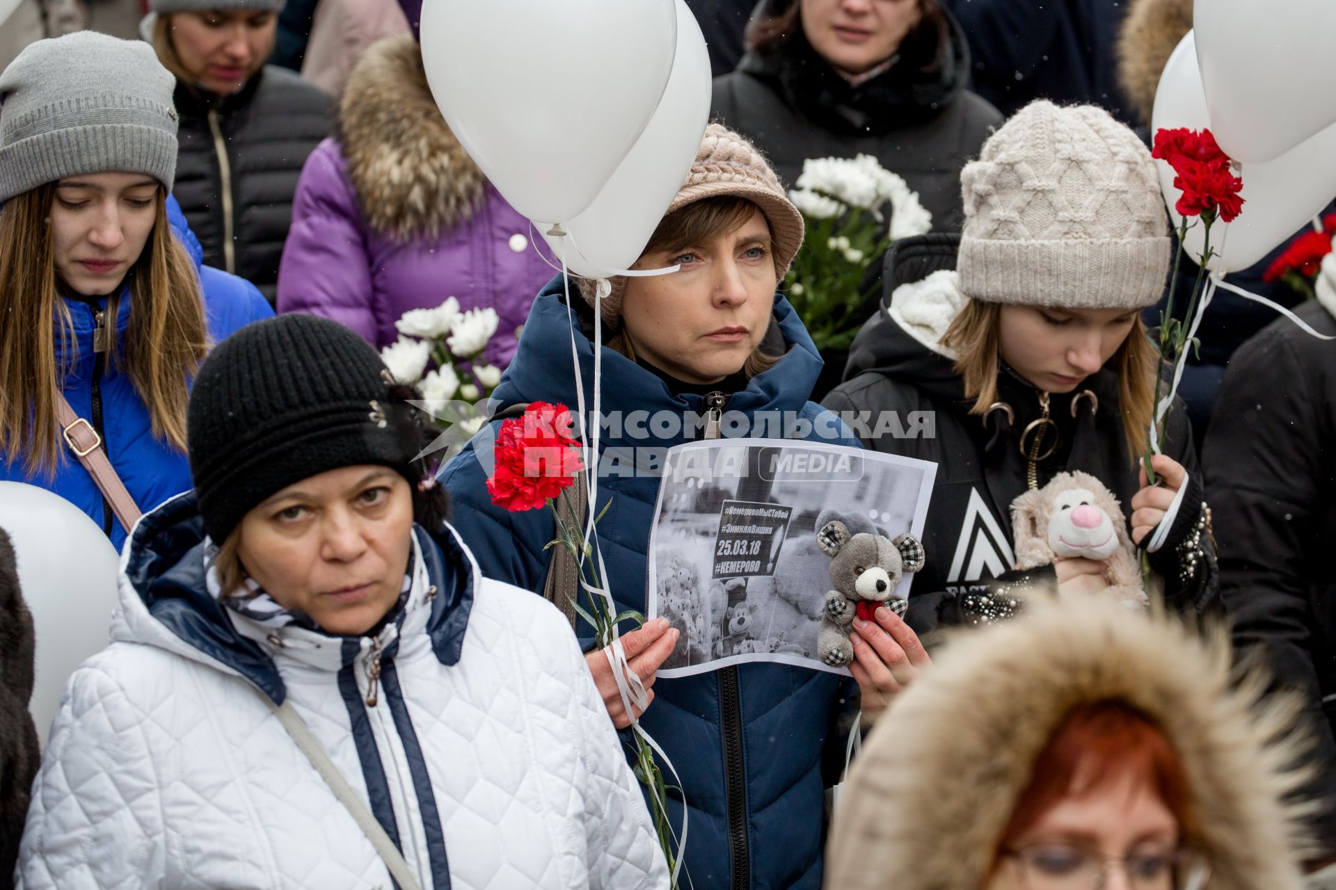 Челябинск. Участники траурного шествия в память о погибших на пожаре в кемеровском ТЦ `Зимняя вишня`.