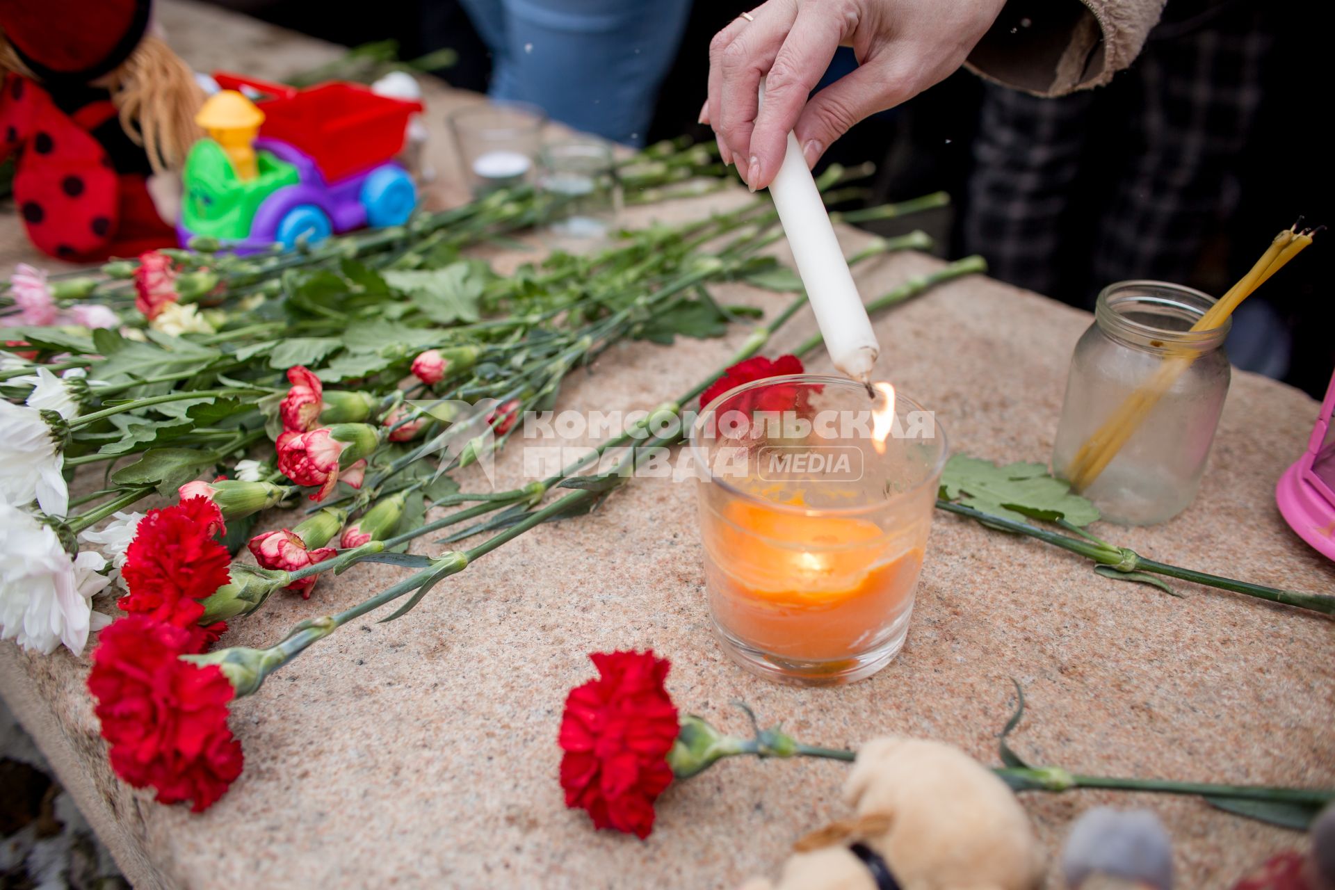 Челябинск. Цветы и свечи у мемориала  в память о погибших на пожаре в кемеровском ТЦ `Зимняя вишня`.