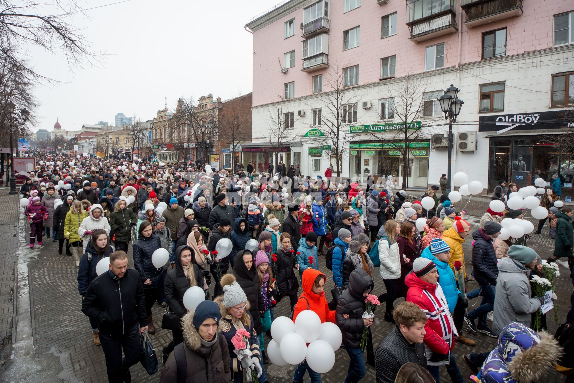 Челябинск. Участники траурного шествия в память о погибших на пожаре в кемеровском ТЦ `Зимняя вишня`.