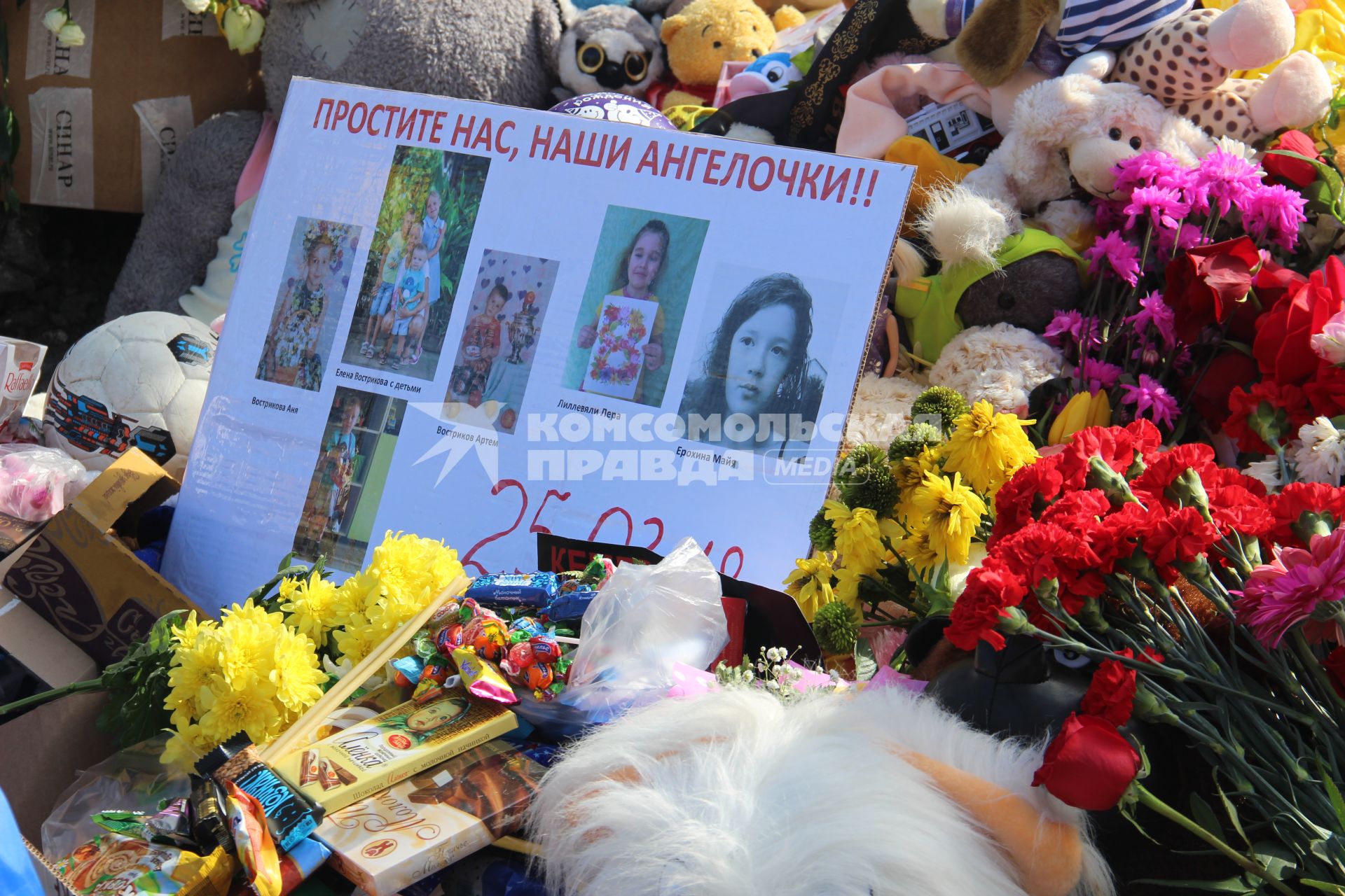 Новосибирск.  В день национального траура по жертвам пожара в торговом центре `Зимняя вишня` в Кемерово.