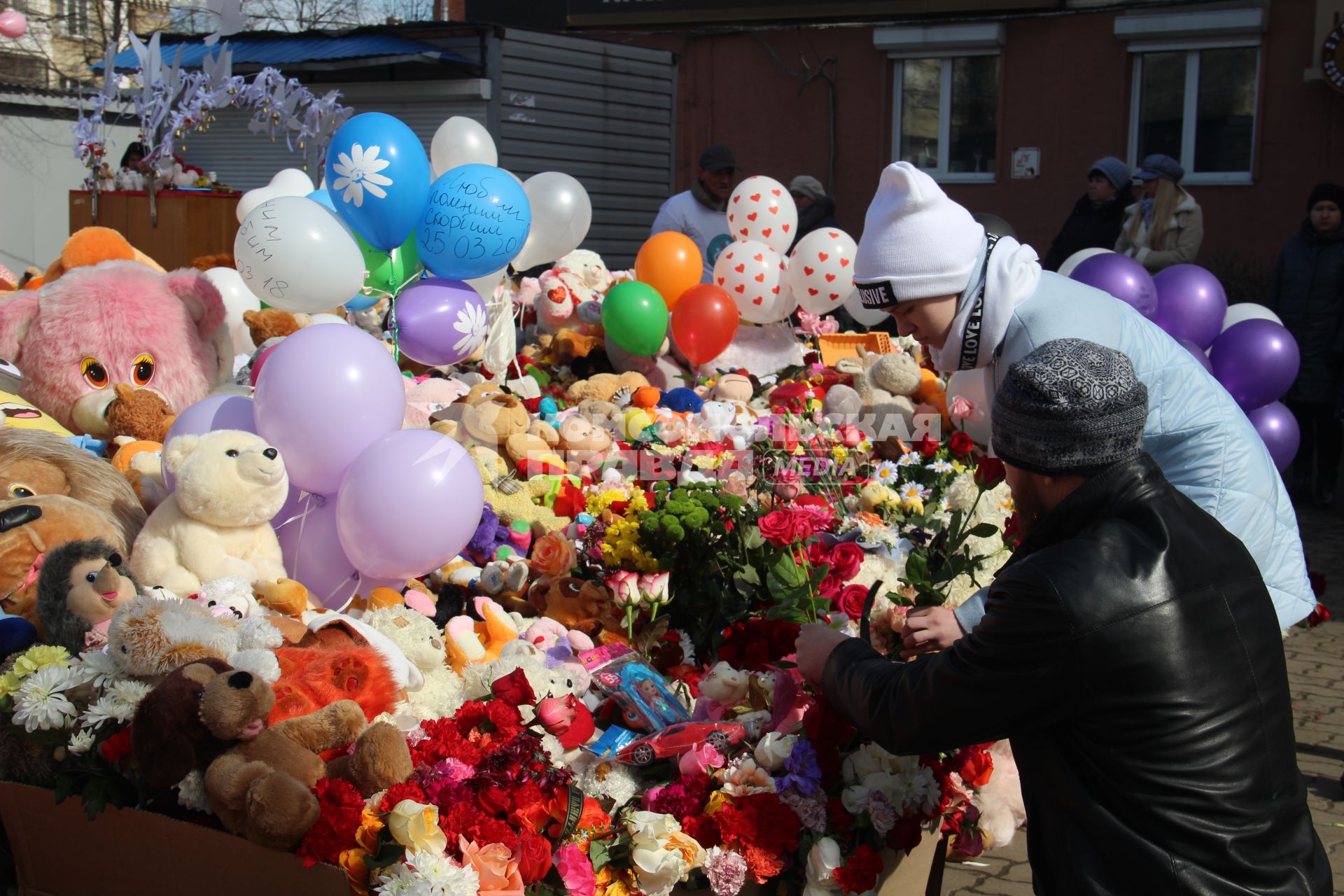 Новосибирск.  В день национального траура по жертвам пожара в торговом центре `Зимняя вишня` в Кемерово.