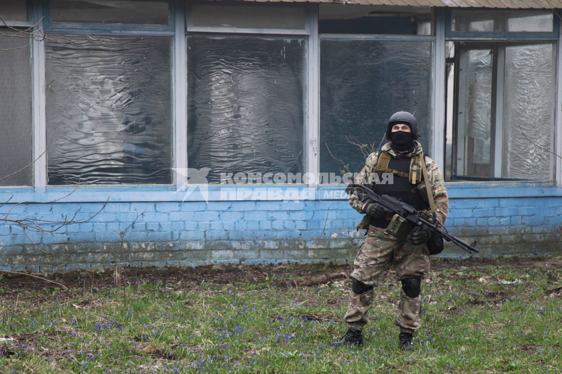 Ставрополь.  Боец  Специального Отряда Быстрого Реагирования     (СОБР)  во время учений.