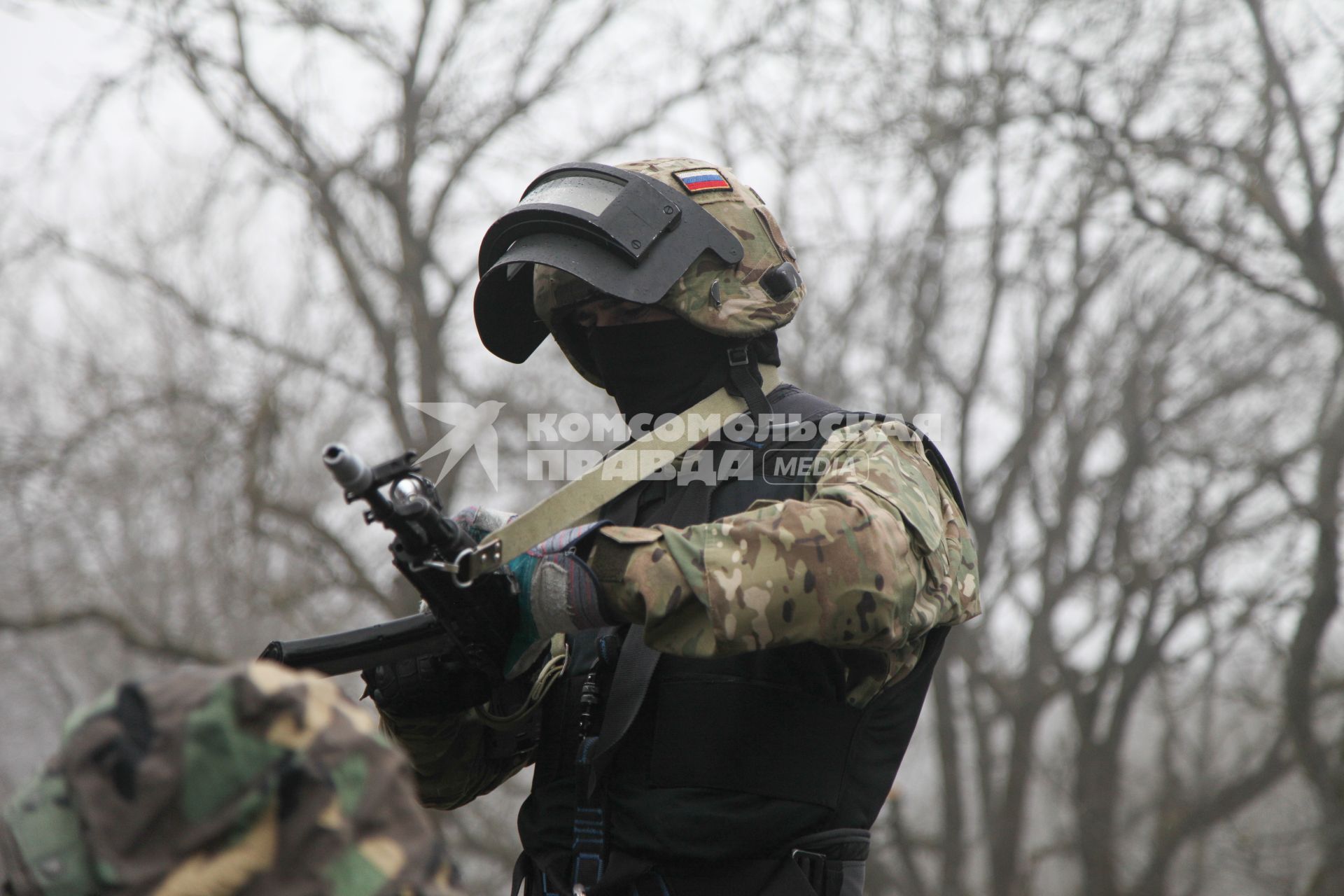 Ставрополь.  Боец  Специального Отряда Быстрого Реагирования     (СОБР)  во время учений.