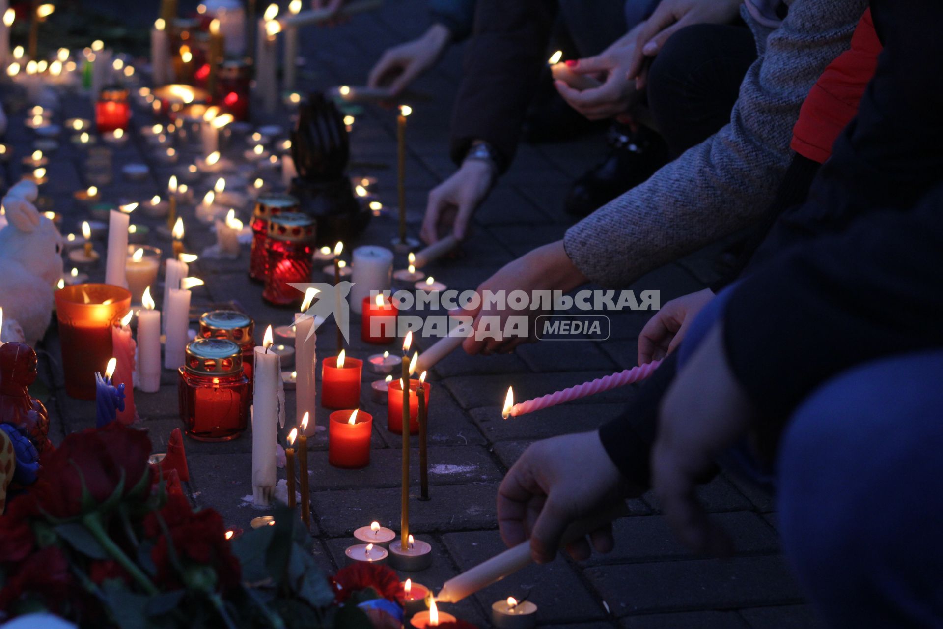 Иркутск. Горожане во время памятной акции, посвященной памяти погибших в результате пожара в торговом центре `Зимняя вишня` в Кемерово.