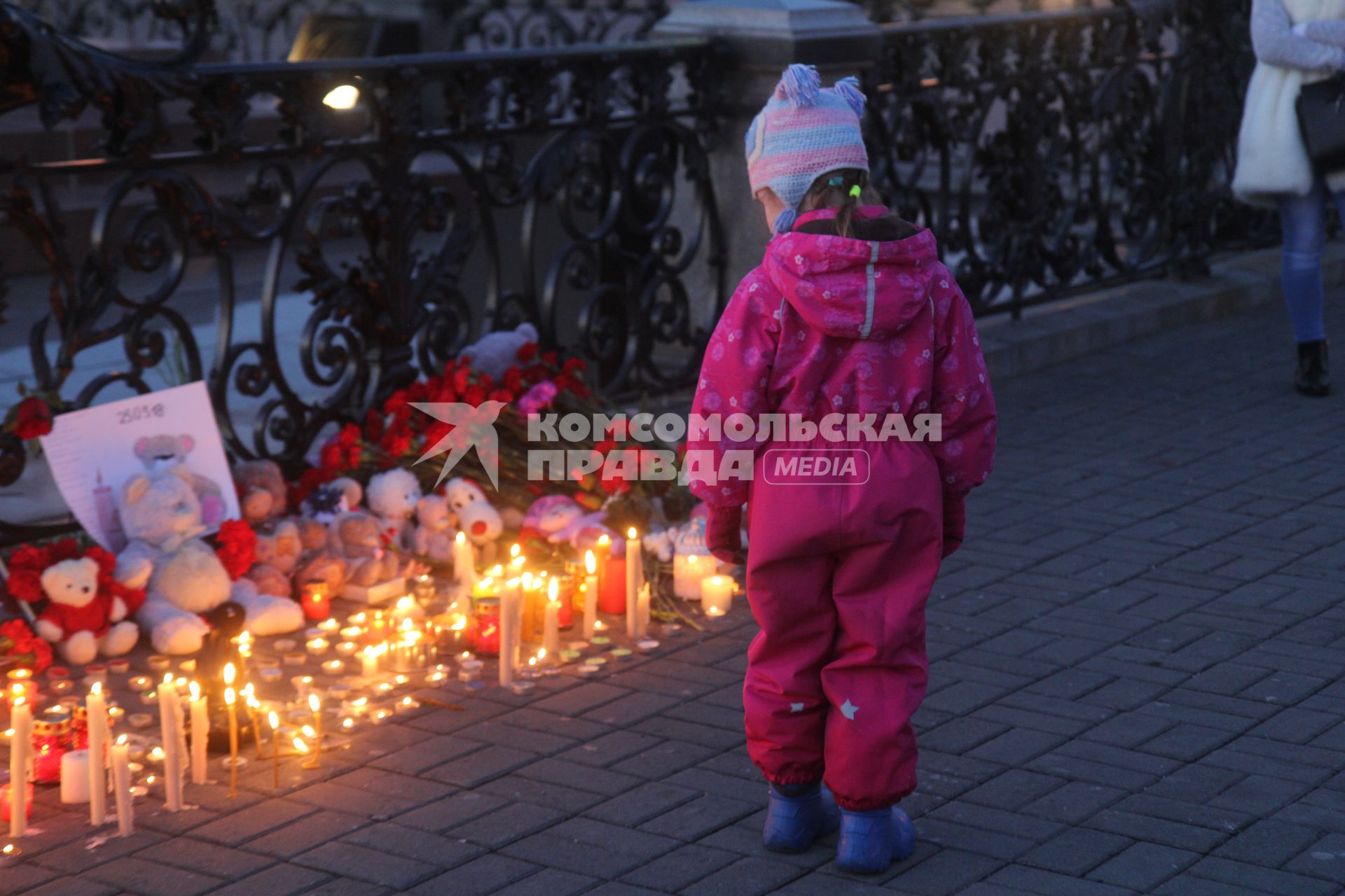 Иркутск. Горожане во время памятной акции, посвященной памяти погибших в результате пожара в торговом центре `Зимняя вишня` в Кемерово.