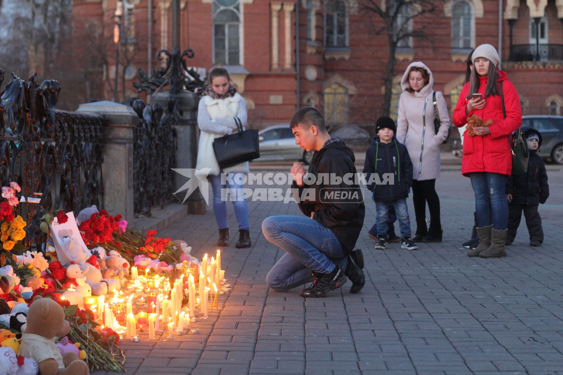 Иркутск. Горожане во время памятной акции, посвященной памяти погибших в результате пожара в торговом центре `Зимняя вишня` в Кемерово.