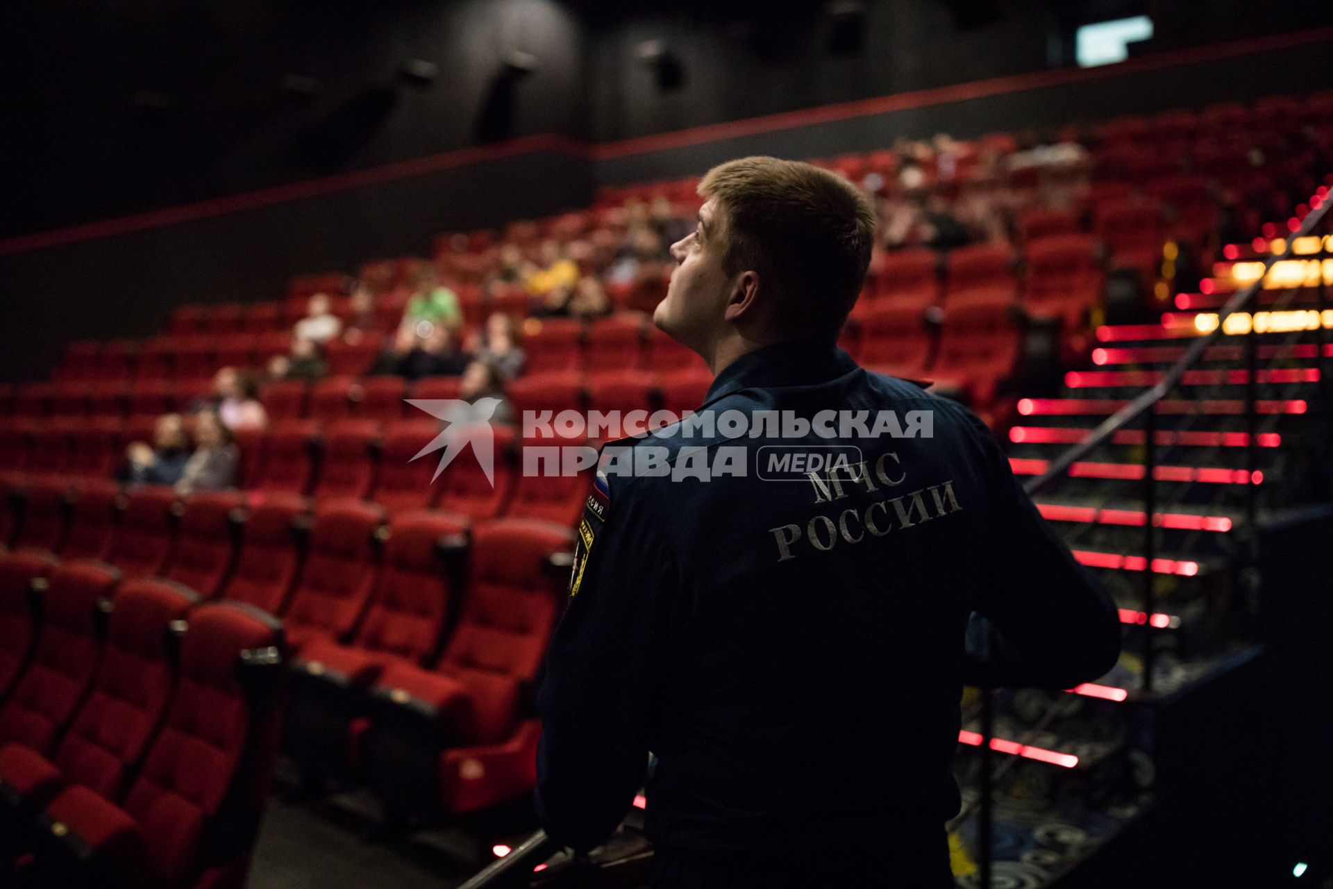 Челябинск. Сотрудник МЧС во время проверки пожарной безопасности в кинотеатре.