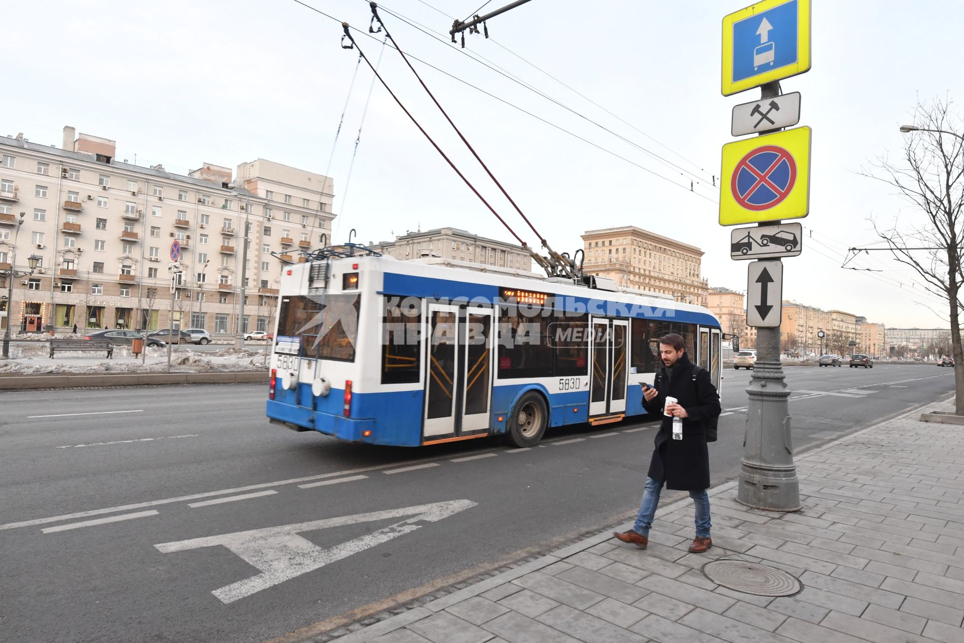 Москва. Выделенная полоса для общественного транспорта на Ленинградском проспекте.