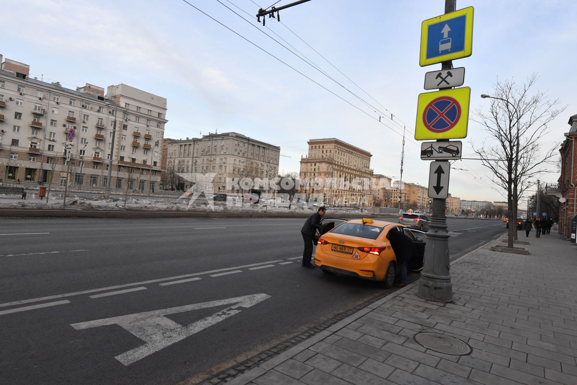 Москва. Выделенная полоса для общественного транспорта на Ленинградском проспекте.