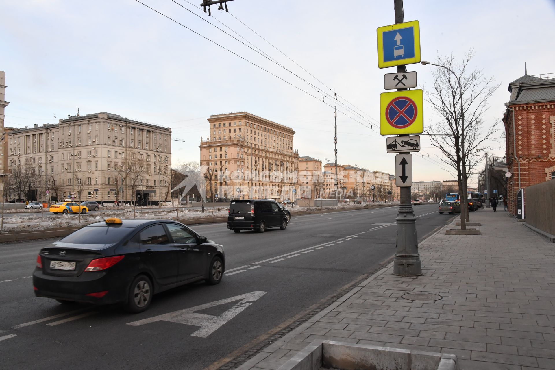 Москва. Выделенная полоса для общественного транспорта на Ленинградском проспекте.