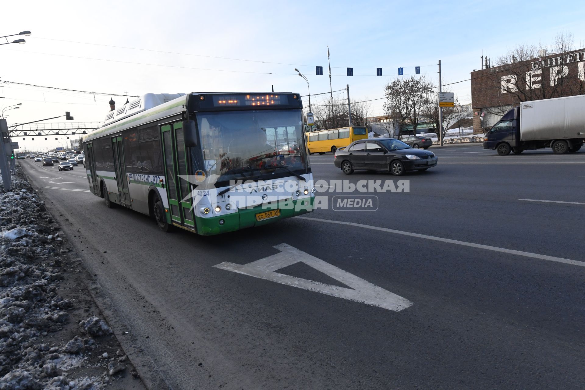 Москва. Выделенная полоса для общественного транспорта на Волоколамском шоссе.