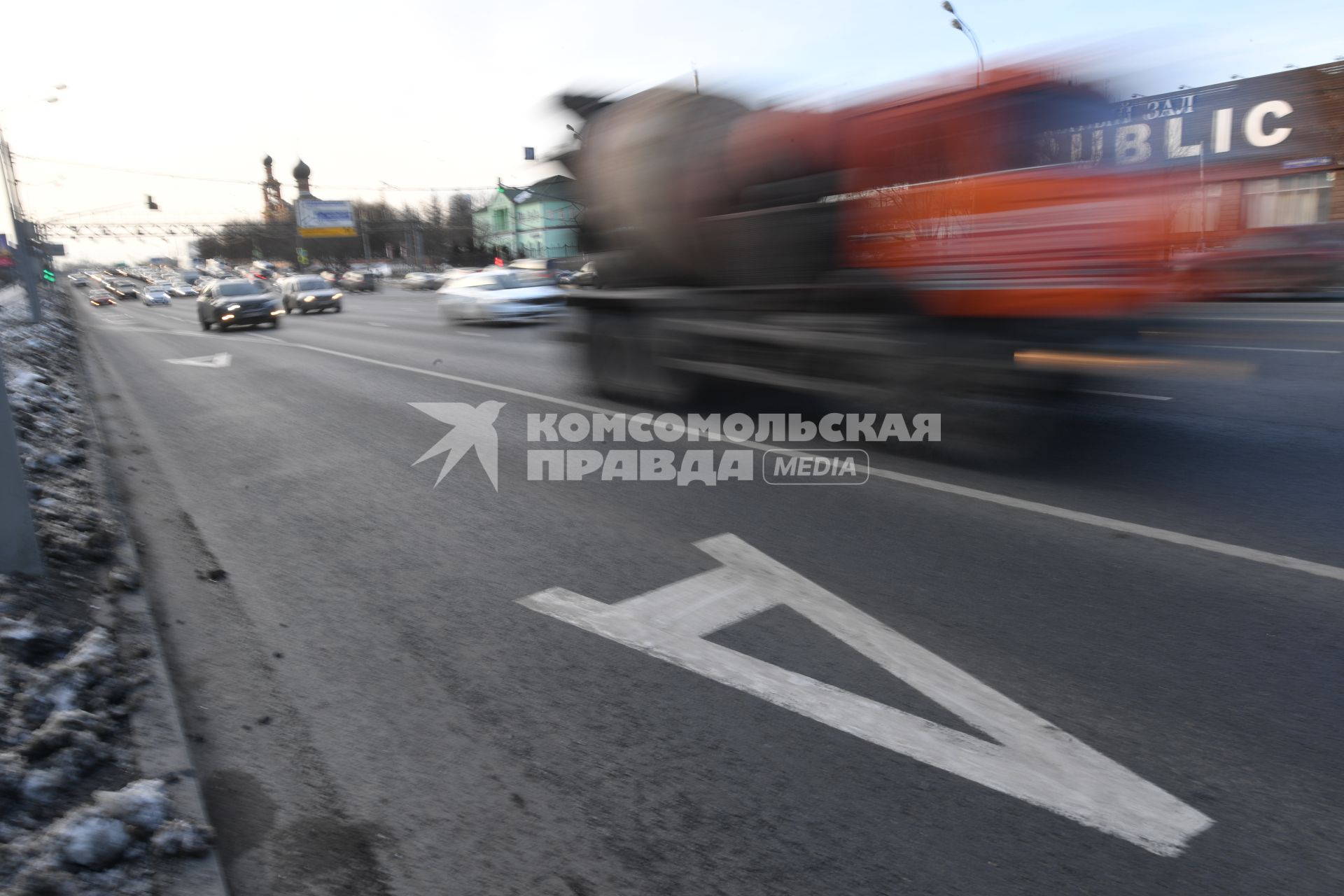 Москва. Выделенная полоса для общественного транспорта на Волоколамском шоссе.