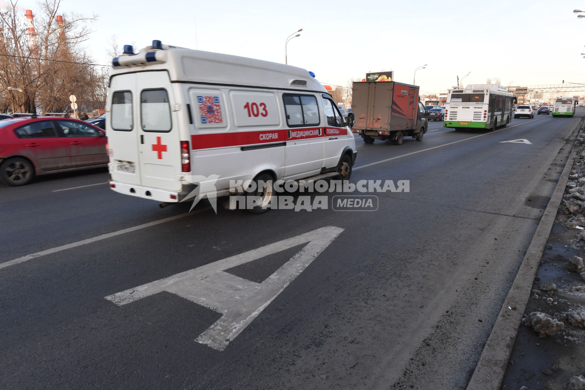 Москва. Выделенная полоса для общественного транспорта на Волоколамском шоссе.