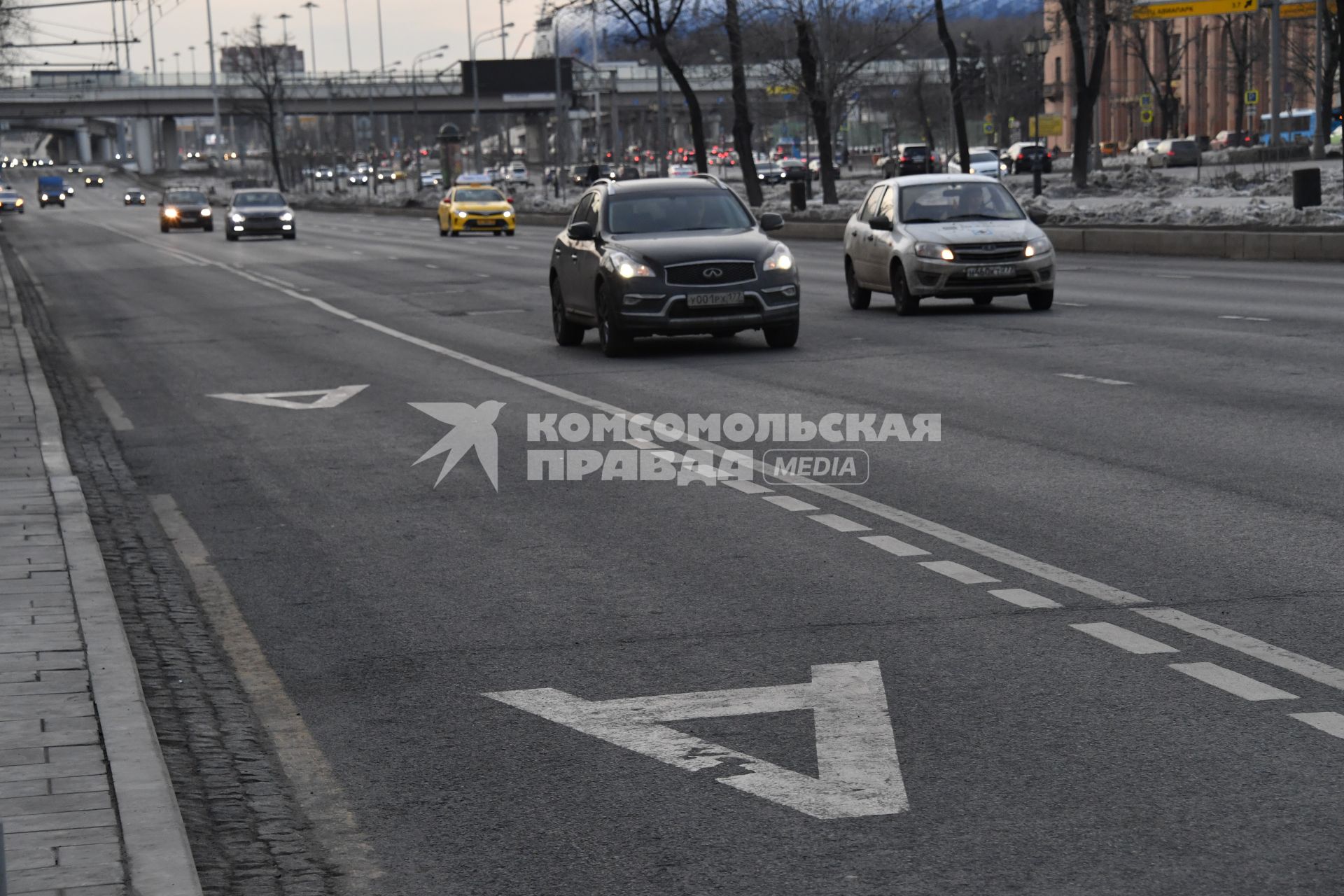 Москва. Выделенная полоса для общественного транспорта на Ленинградском проспекте.