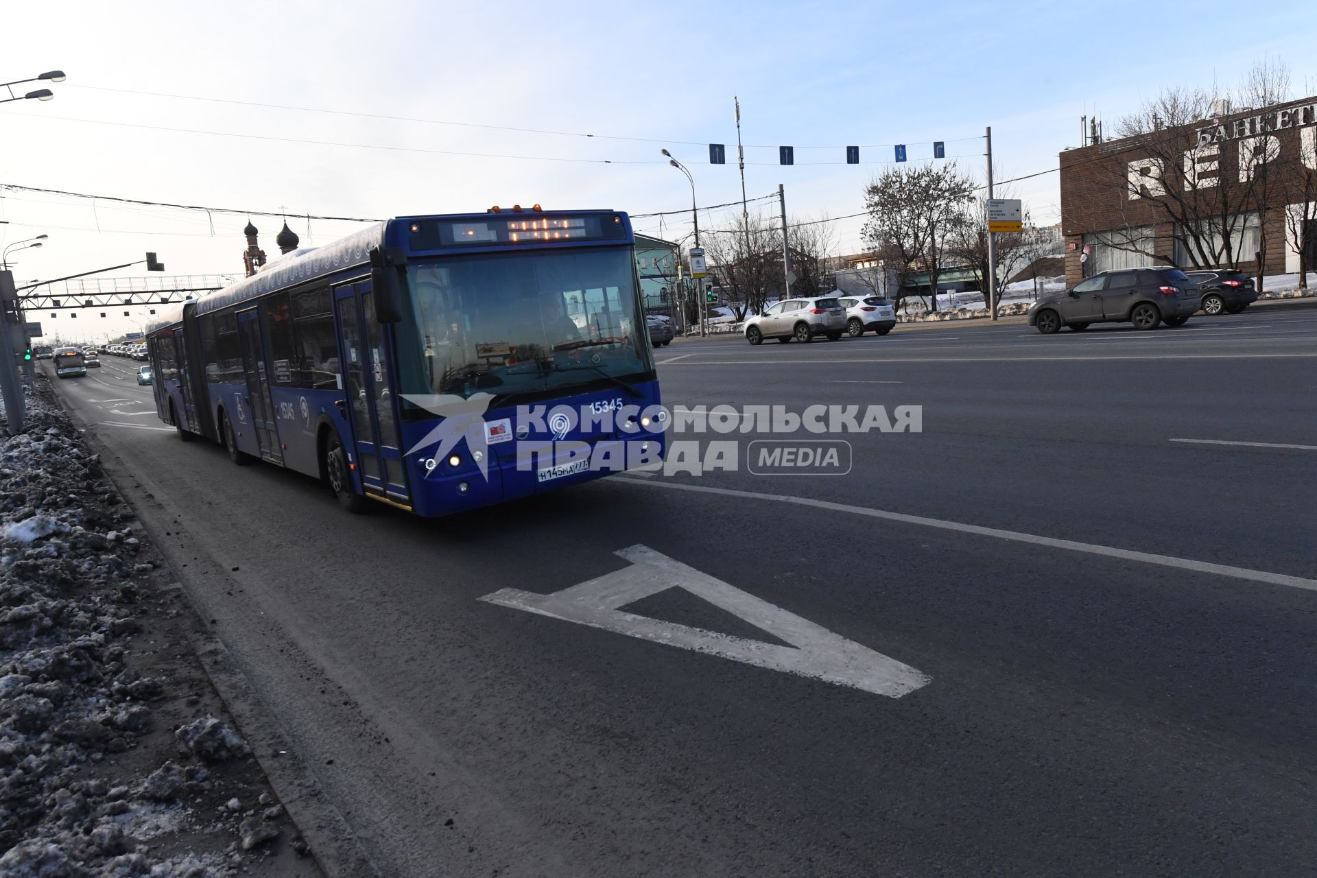 Москва. Выделенная полоса для общественного транспорта на Волоколамском шоссе.