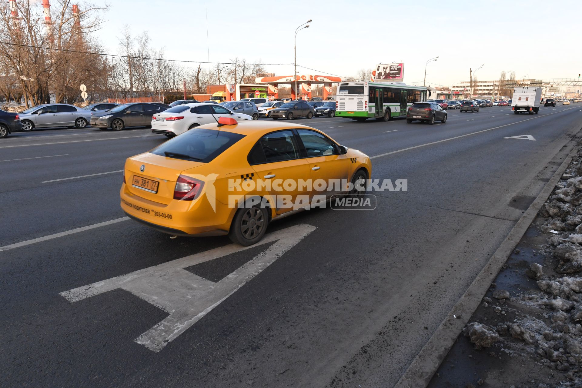 Москва. Выделенная полоса для общественного транспорта на Волоколамском шоссе.