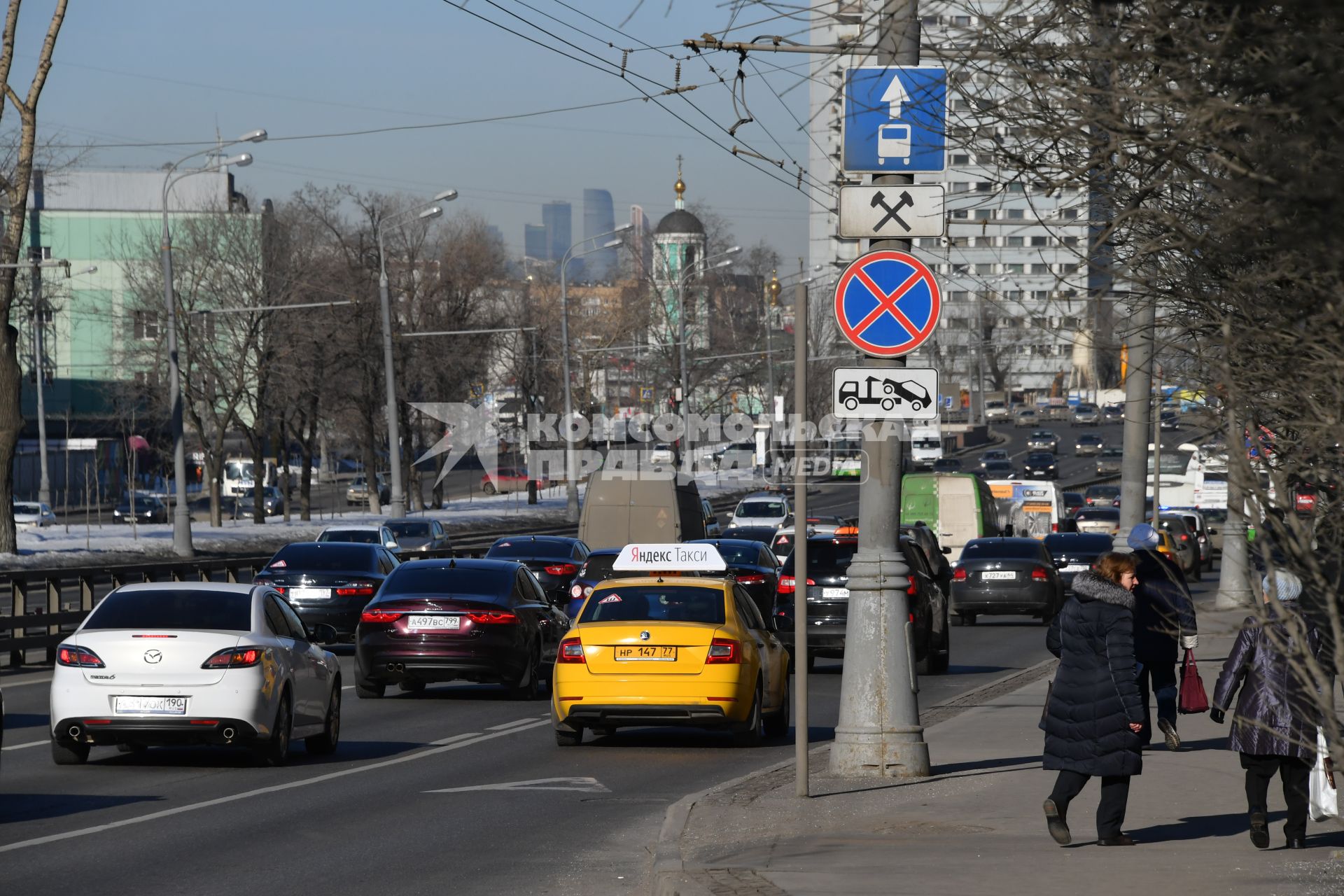 Москва. Выделенная полоса для общественного транспорта на Рязанском проспекте.