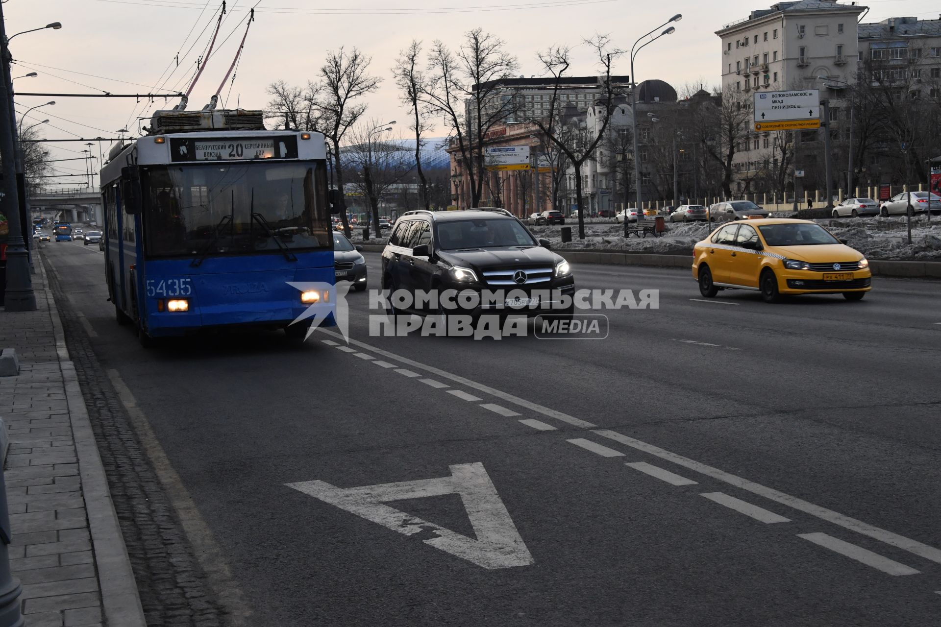 Москва. Выделенная полоса для общественного транспорта на Ленинградском проспекте.